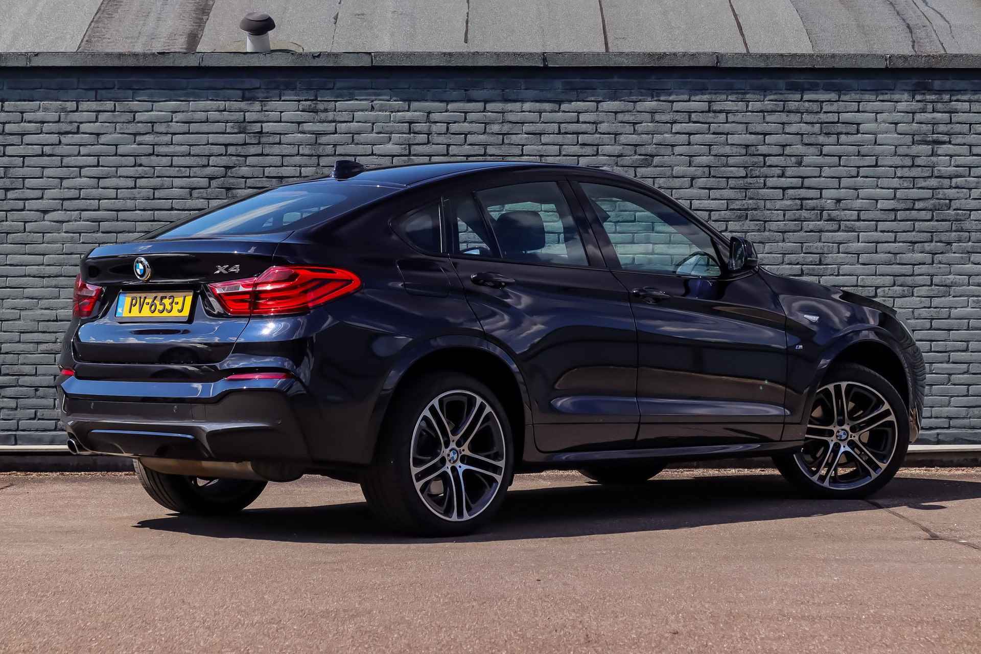 BMW X4 xDrive20i High Executive M-Sport Shadow | Leder | Navi Professional | Xenon LED | Elektrische Achterklep | Park Distance Control | Climate Control | Alarm | Stoelverwarming - 2/35