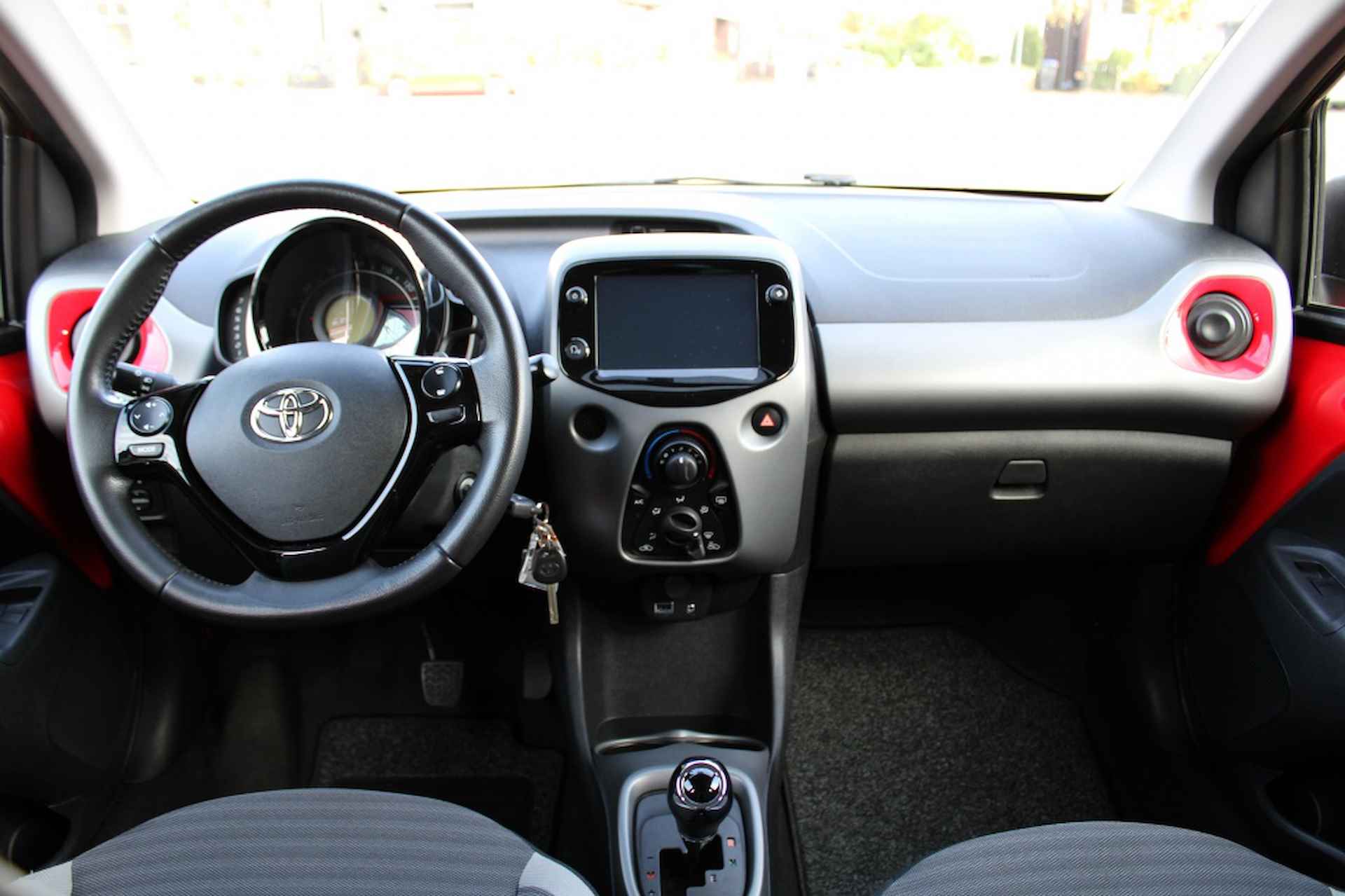 Toyota Aygo 1.0 VVT-i x-play Automaat - 8/24