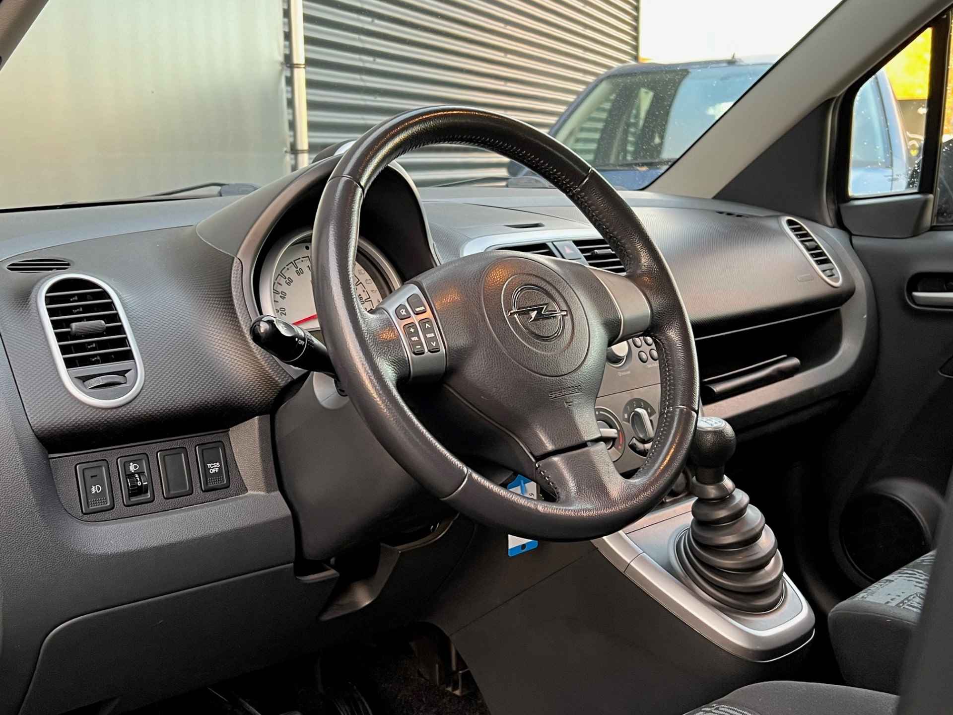 Opel Agila BWJ 2012 | 1.0 68PK Edition | AIRCO | EL RAMEN | EL SPIEGELS | LICHTMETAAL | DONKER GLAS | - 4/12