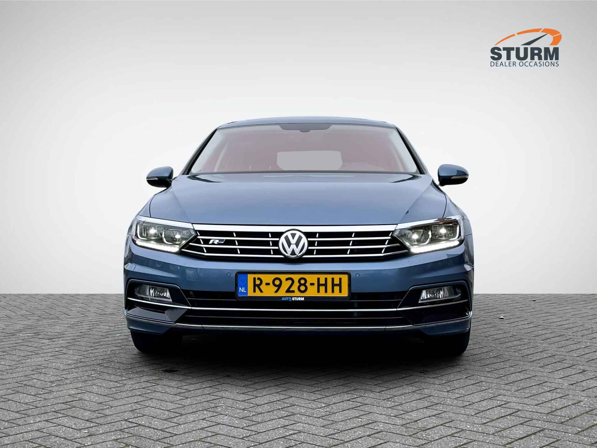 Volkswagen Passat Variant 1.4 TSI ACT Connected Series Plus R Line | Trekhaak | Panoramadak | Stuur- + Stoelverwarming | Adapt. Cruise Control | Apple Carplay/Android Auto | Rijklaarprijs! - 2/31