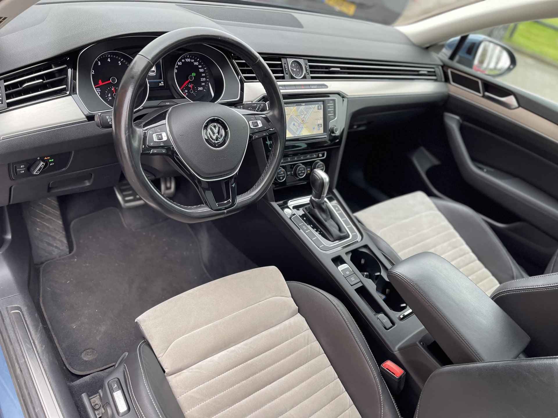 Volkswagen Passat Variant 1.4 TSI ACT Connected Series Plus R Line | Trekhaak | Panoramadak | Stuur- + Stoelverwarming | Adapt. Cruise Control | Apple Carplay/Android Auto | Rijklaarprijs! - 9/31