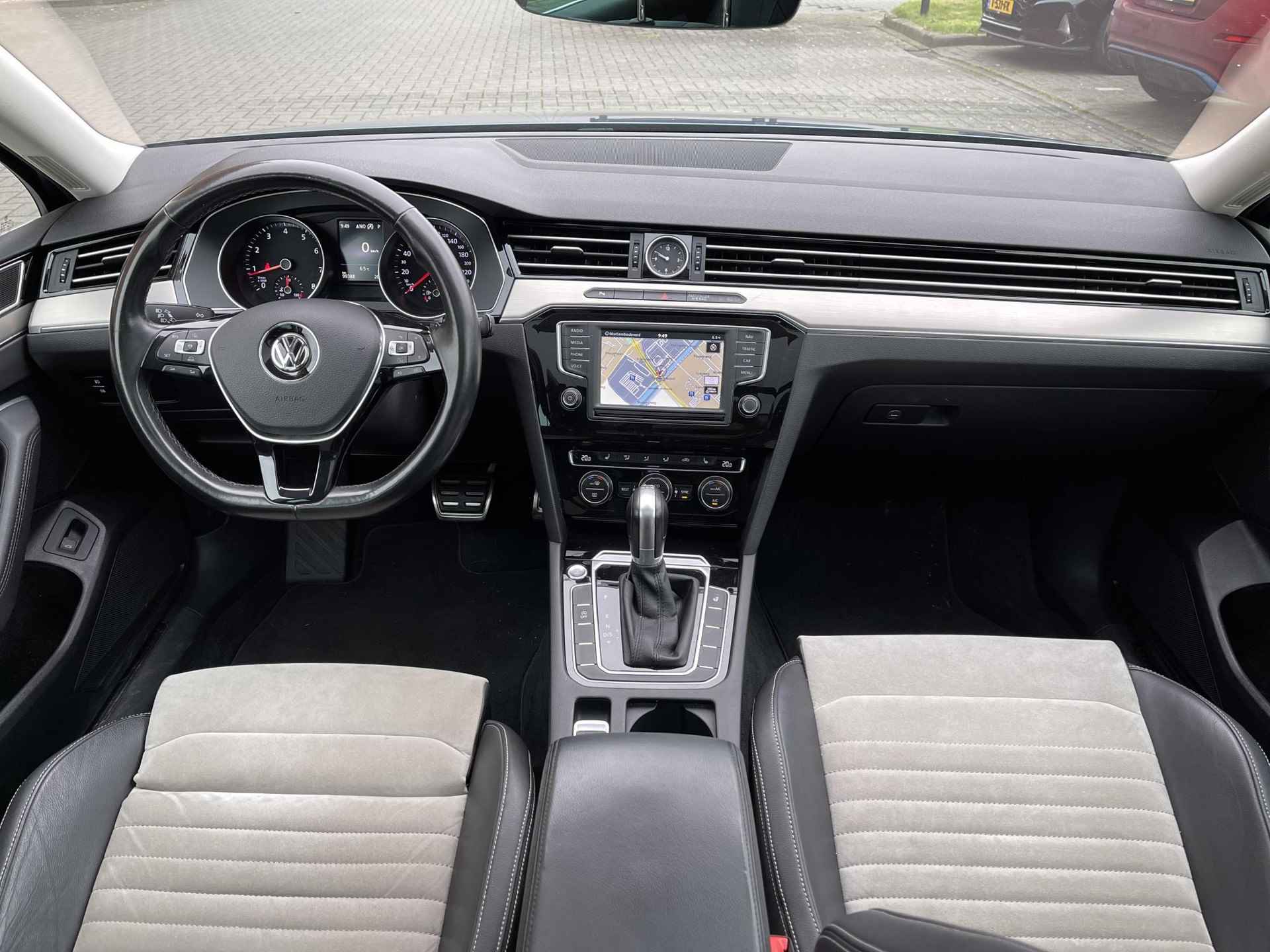 Volkswagen Passat Variant 1.4 TSI ACT Connected Series Plus R Line | Trekhaak | Panoramadak | Stuur- + Stoelverwarming | Adapt. Cruise Control | Apple Carplay/Android Auto | Rijklaarprijs! - 13/31