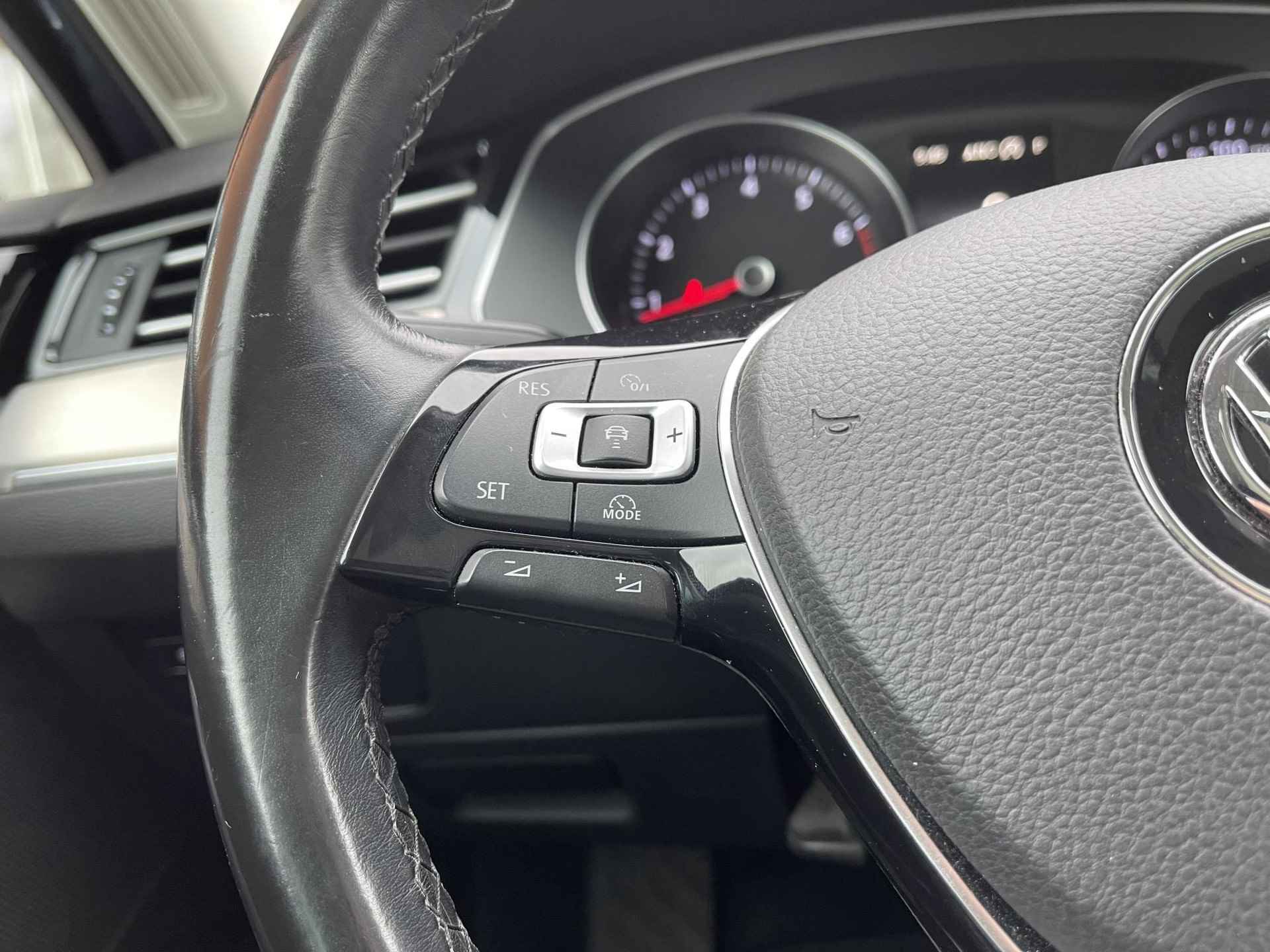 Volkswagen Passat Variant 1.4 TSI ACT Connected Series Plus R Line | Trekhaak | Panoramadak | Stuur- + Stoelverwarming | Adapt. Cruise Control | Apple Carplay/Android Auto | Rijklaarprijs! - 15/31