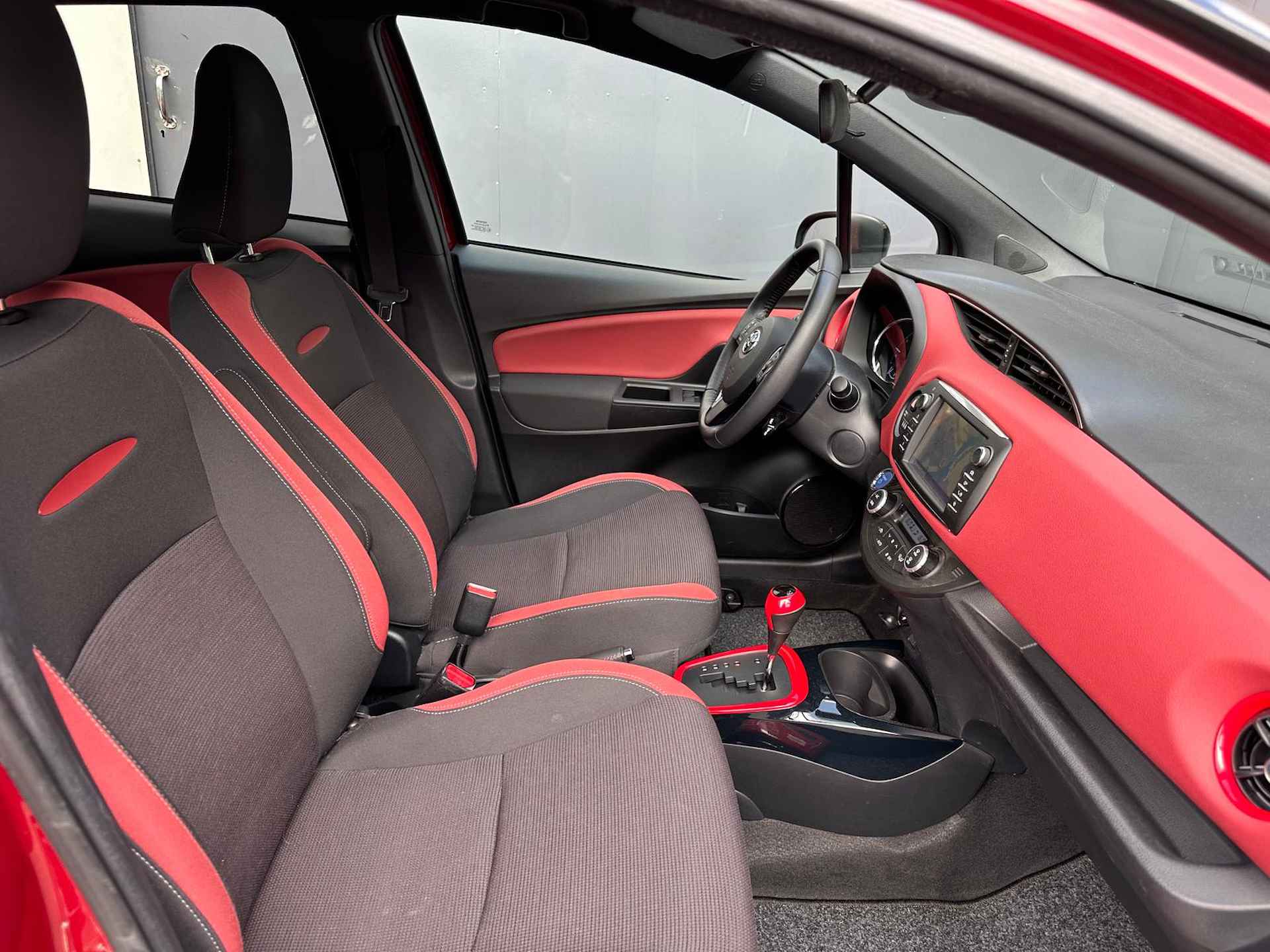 Toyota Yaris 1.5 Hybrid Bi-Tone Black roof | Navigatie | Camera | PDC voor | - 10/23