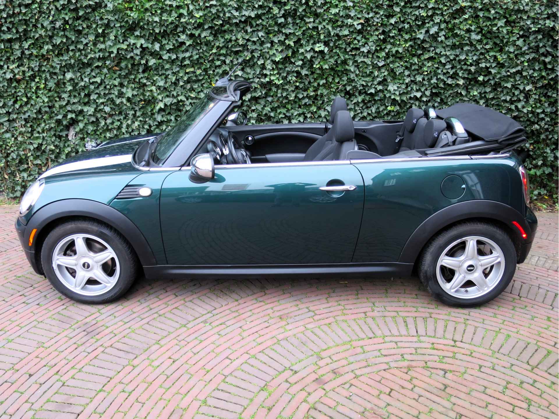 MINI Cabrio 1.6 Cooper R57 met Clima, BT, stoelverw. en 16" - 46/47