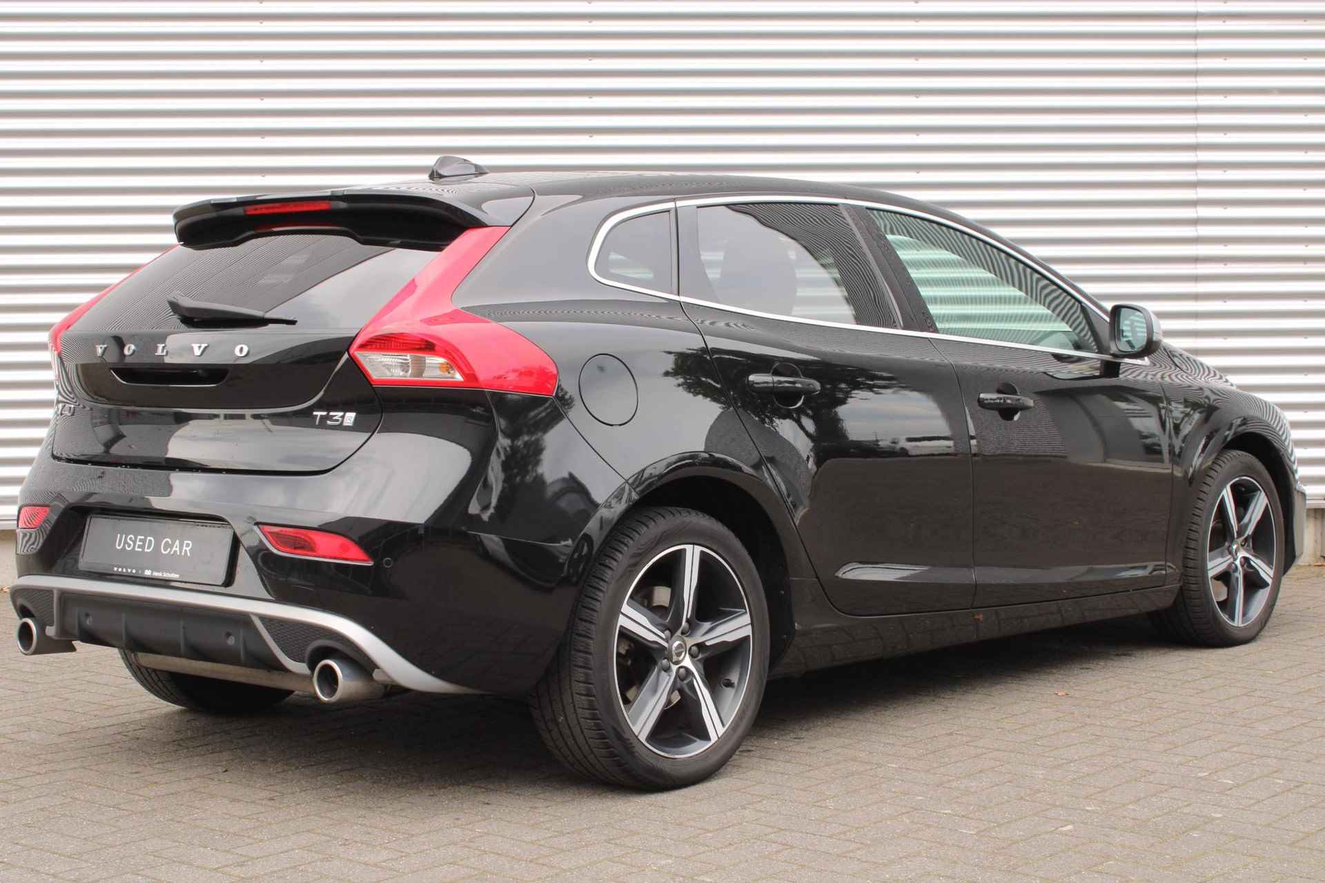 Volvo V40 T3 AUT6 152PK Polar+ Sport, Elektrisch Verstelbare Bestuurdersstoel Met Geheugen, Panoramadak, Harman/Kardon Premium Audio, Lederen Bekleding, Extra Getint Glas, DAB+, Adaptieve LED Koplampen, Park Assist Voor & Achter incl. Camera - 3/28