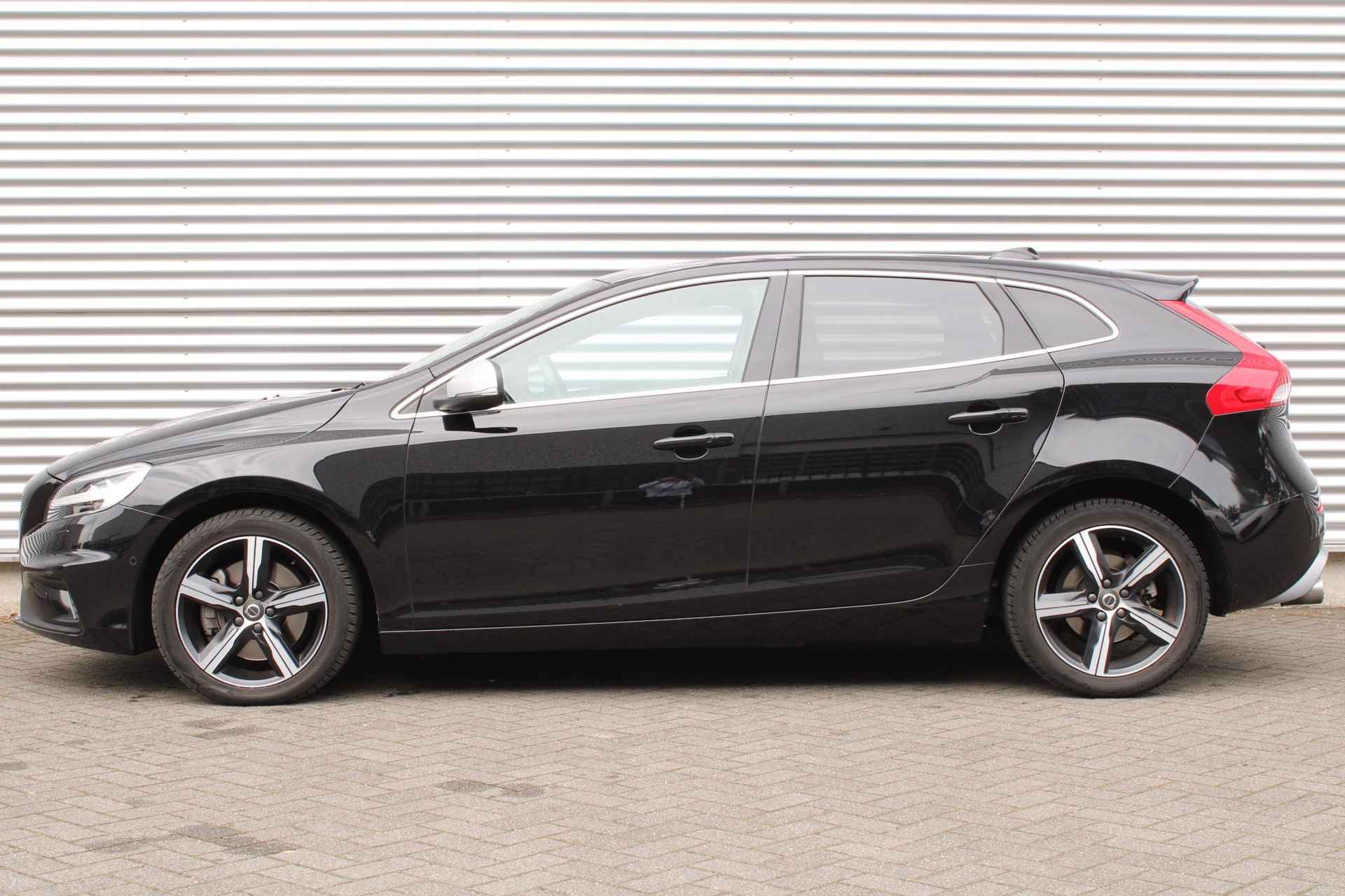 Volvo V40 T3 AUT6 152PK Polar+ Sport, Elektrisch Verstelbare Bestuurdersstoel Met Geheugen, Panoramadak, Harman/Kardon Premium Audio, Lederen Bekleding, Extra Getint Glas, DAB+, Adaptieve LED Koplampen, Park Assist Voor & Achter incl. Camera - 9/28