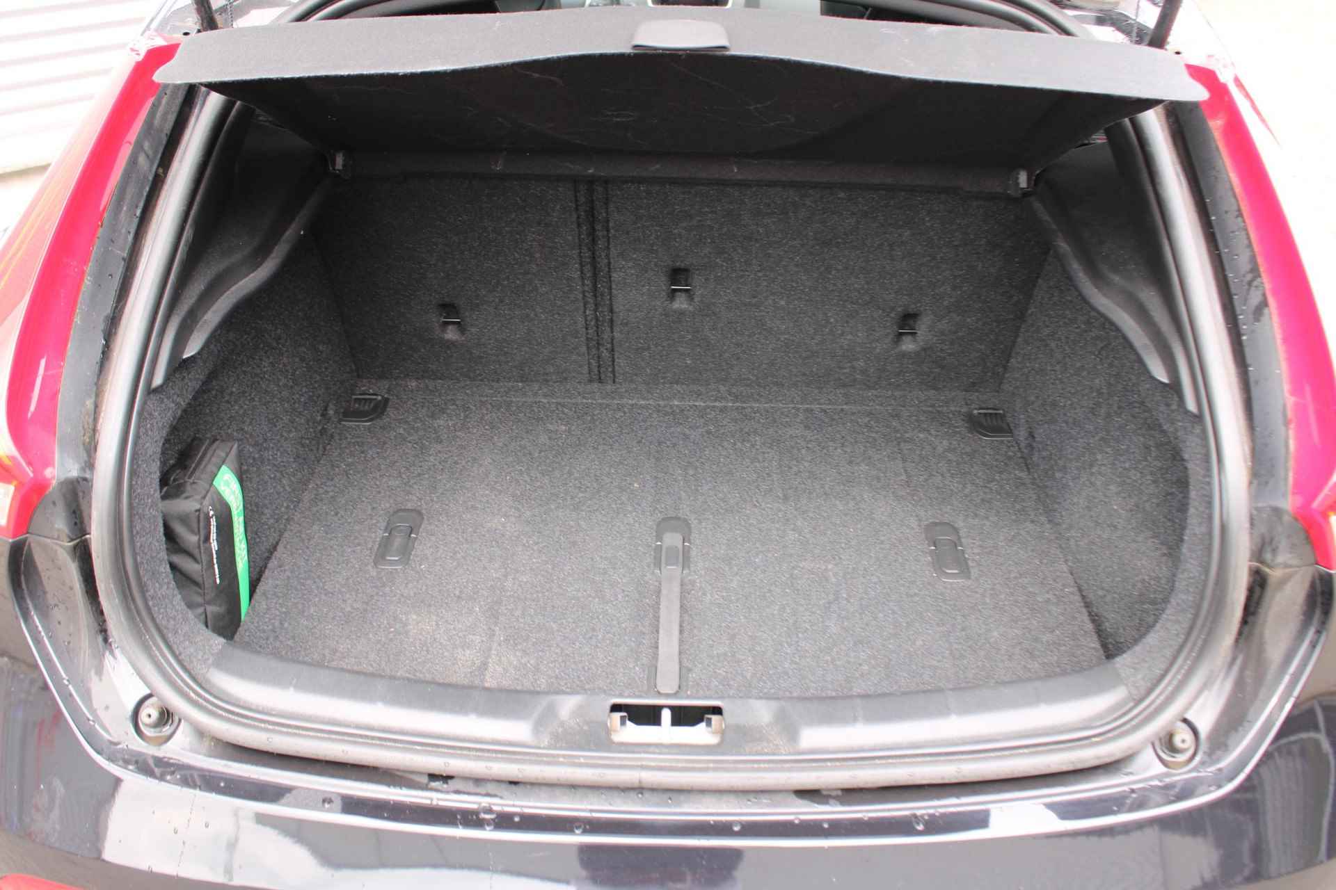 Volvo V40 T3 AUT6 152PK Polar+ Sport, Elektrisch Verstelbare Bestuurdersstoel Met Geheugen, Panoramadak, Harman/Kardon Premium Audio, Lederen Bekleding, Extra Getint Glas, DAB+, Adaptieve LED Koplampen, Park Assist Voor & Achter incl. Camera - 25/28