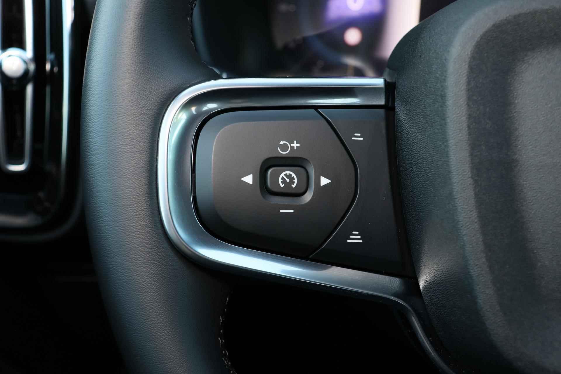 Volvo EX40 Black Edition Plus Extended Range 82 KWh - IntelliSafe Assist & Surround - 360° Camera - Harman/Kardon audio - Verwarmde voorstoelen & stuur - Parkeersensoren voor & achter - Draadloze tel. lader - Warmtepomp - Extra getint glas - Elektr. inklapbare trekhaak - 20' LMV - 14/22