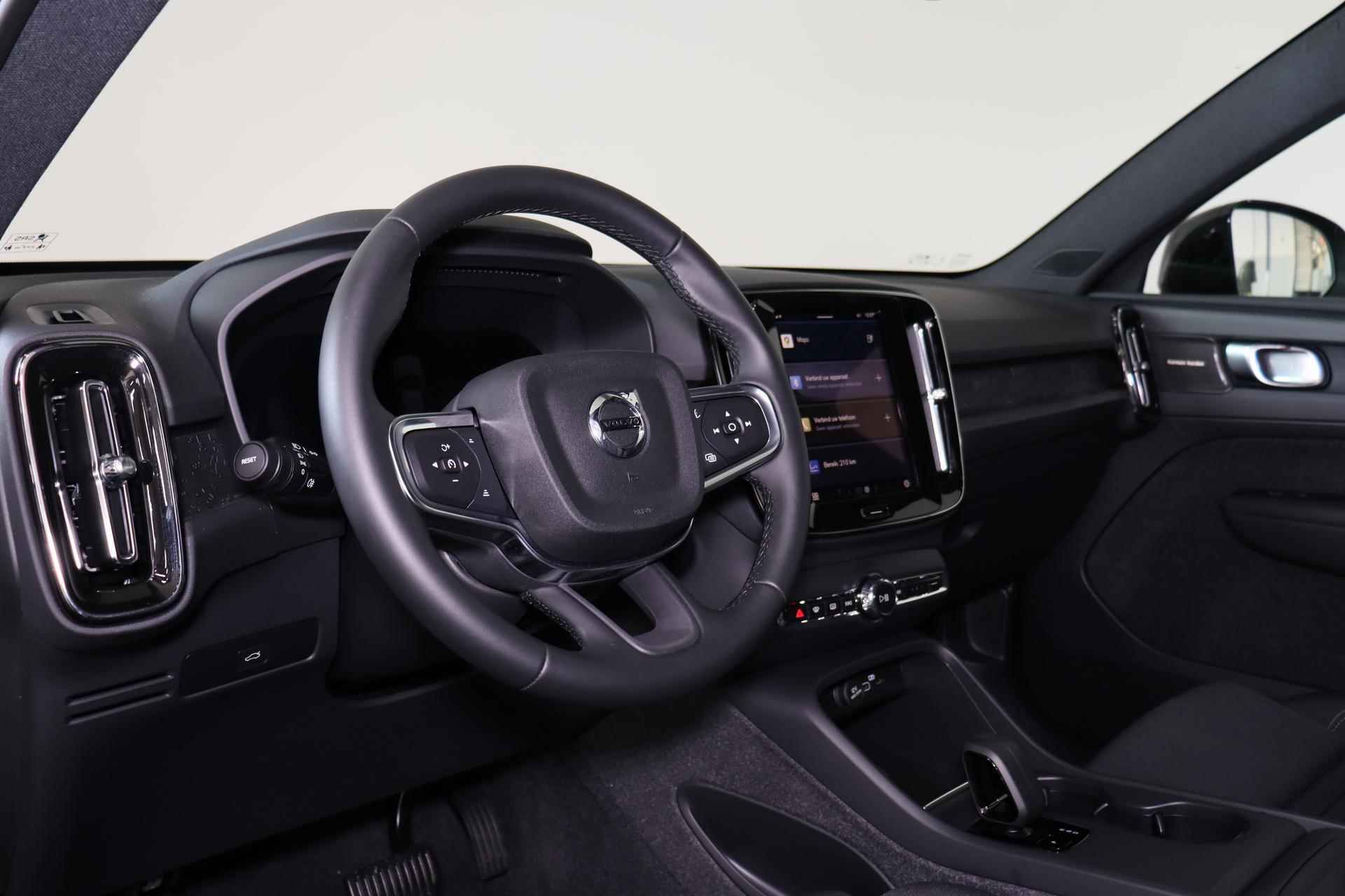 Volvo EX40 Black Edition Plus Extended Range 82 KWh - IntelliSafe Assist & Surround - 360° Camera - Harman/Kardon audio - Verwarmde voorstoelen & stuur - Parkeersensoren voor & achter - Draadloze tel. lader - Warmtepomp - Extra getint glas - Elektr. inklapbare trekhaak - 20' LMV - 16/22