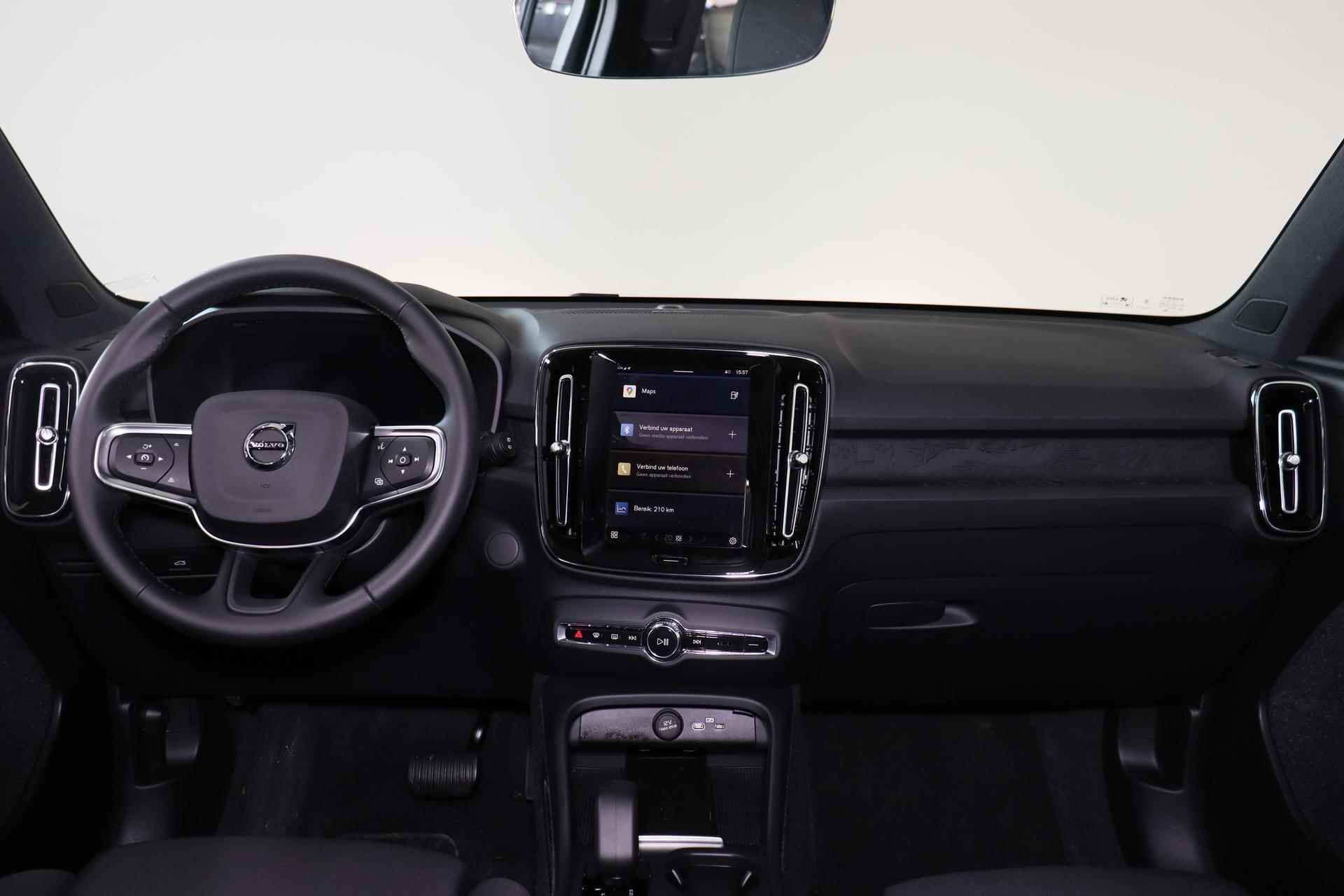 Volvo EX40 Black Edition Plus Extended Range 82 KWh - IntelliSafe Assist & Surround - 360° Camera - Harman/Kardon audio - Verwarmde voorstoelen & stuur - Parkeersensoren voor & achter - Draadloze tel. lader - Warmtepomp - Extra getint glas - Elektr. inklapbare trekhaak - 20' LMV - 20/22