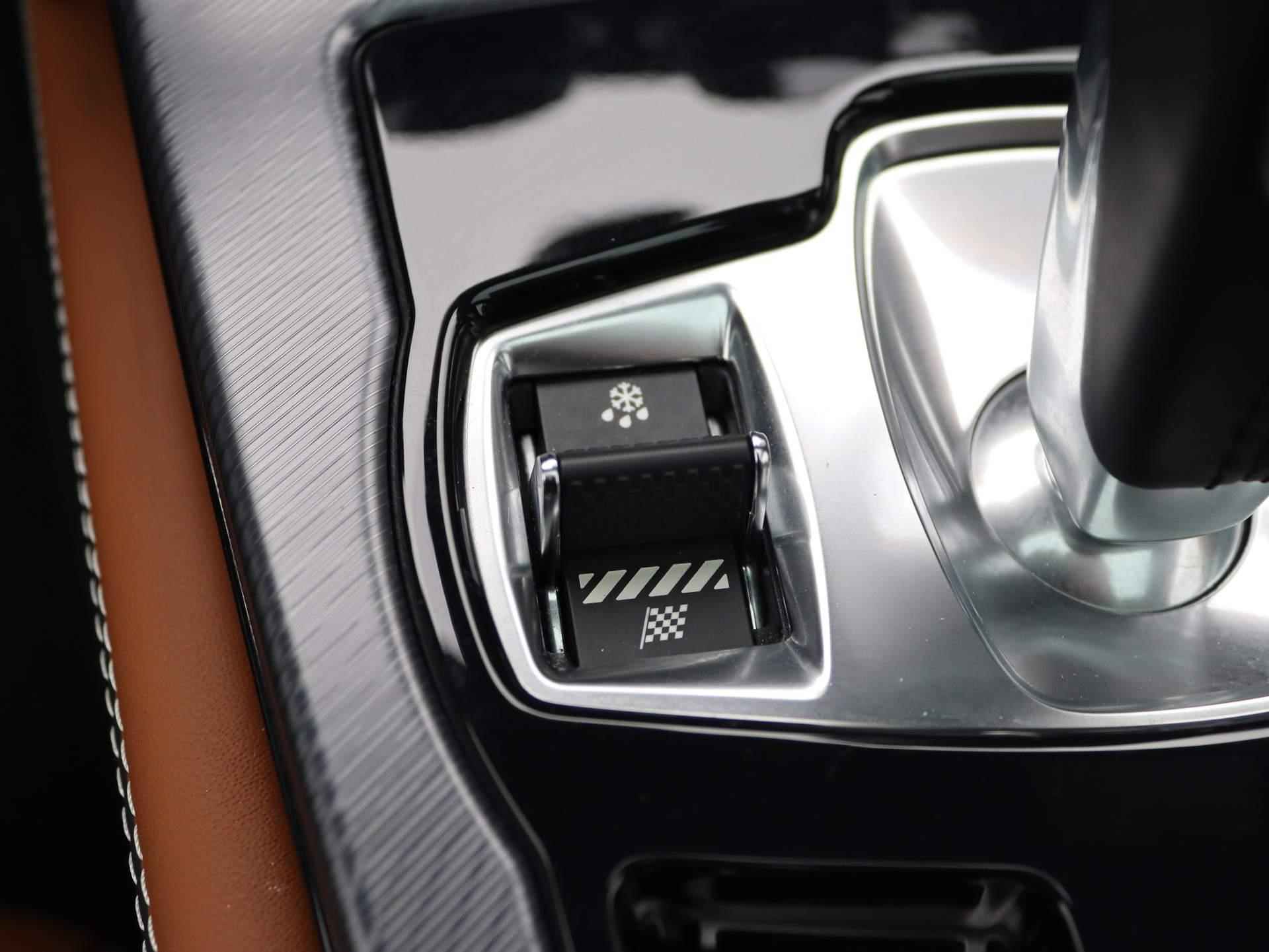 Jaguar F-TYPE P300 R-Dynamic | NP 124.531,- | Panorama Dak | Performance Remmen + Seats | Blind Spot Assist |  Kleppenuitlaat af-fabriek | Stoelverwarming + Koeling - 29/48