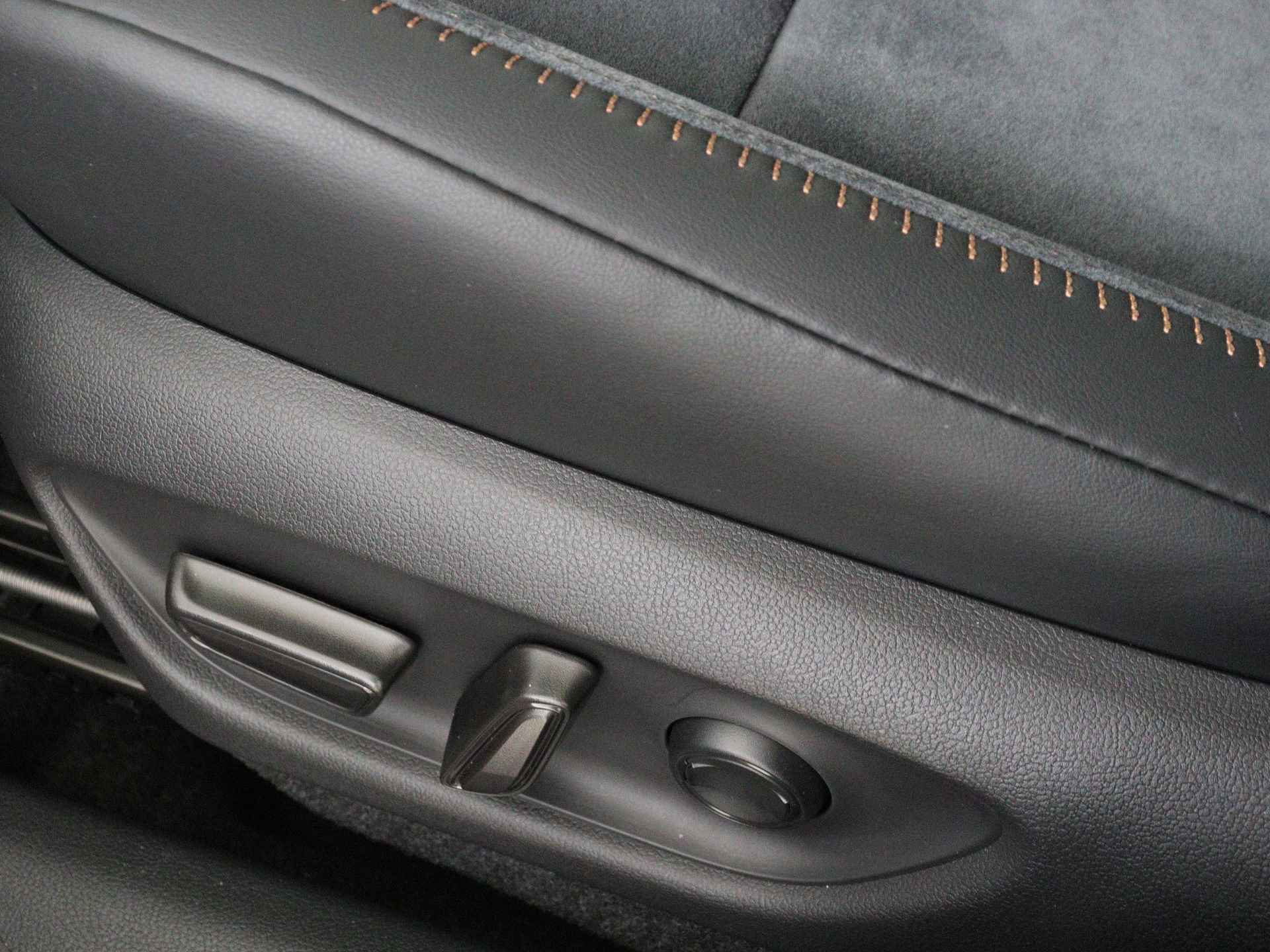 Lexus LBX Cool 2WD | Mark Levinson | Head Up Display | Memory Seat | - 17/57