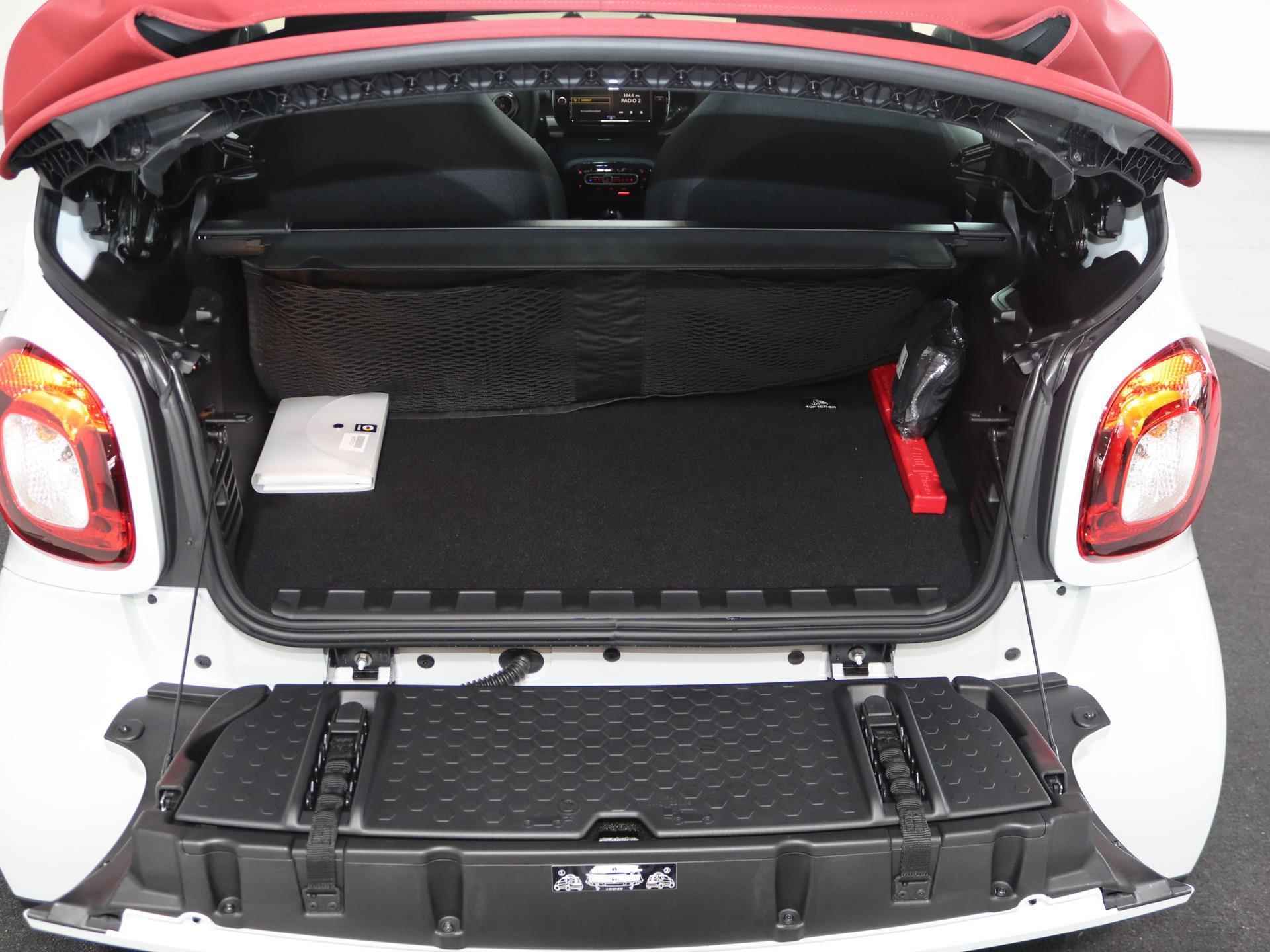 Smart fortwo cabrio EQ Comfort | Winterpakket | Rood dak | Carbon optiek interieur | Plus Package | EQ Subisdie gaat nog van de brutoprijs af! - 12/21