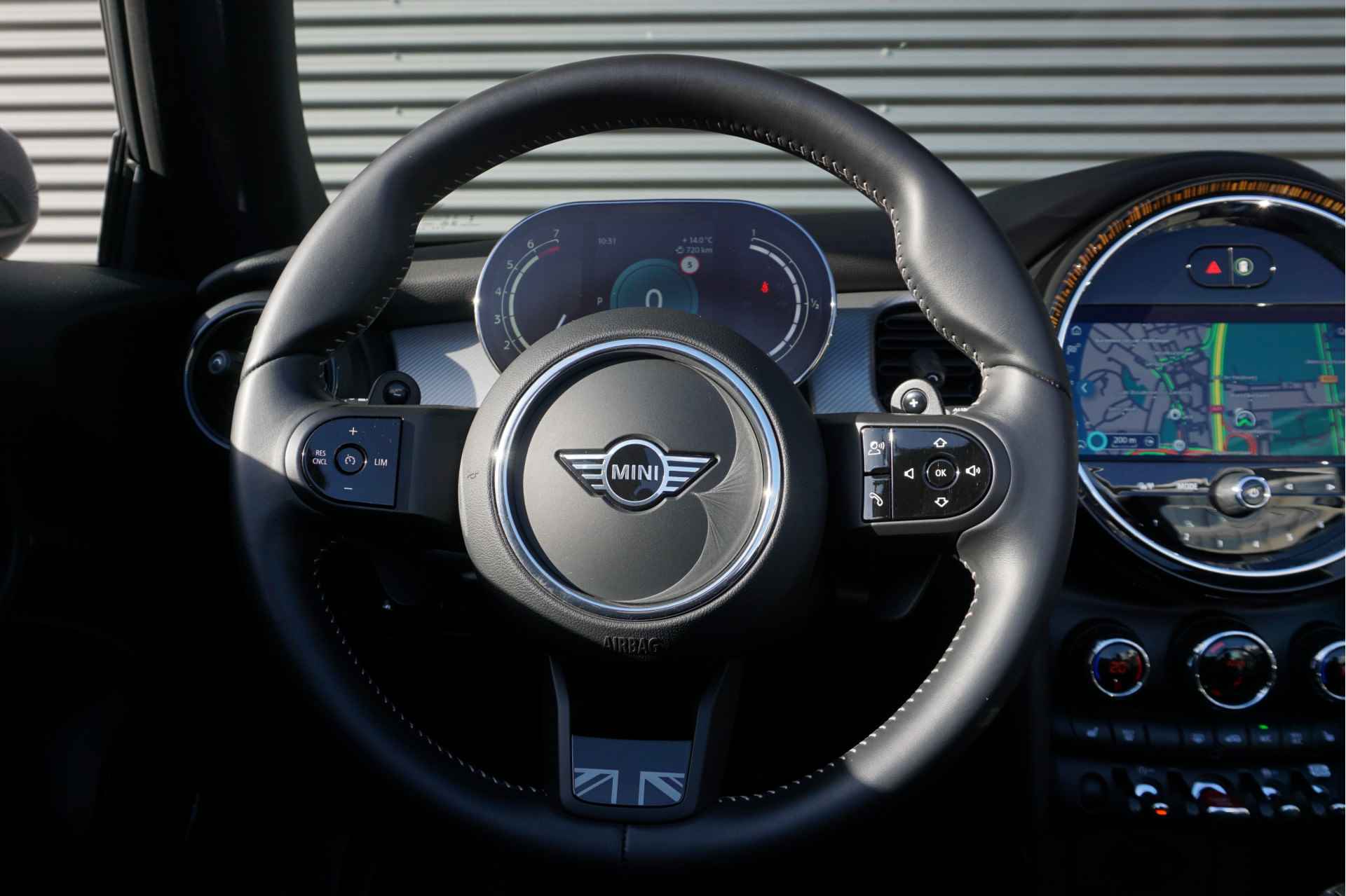MINI Cabrio Cooper S Aut. Yours 17" LMV / Stoelverwarming / LED / Apple CarPlay / Parkeersensoren - 7/30