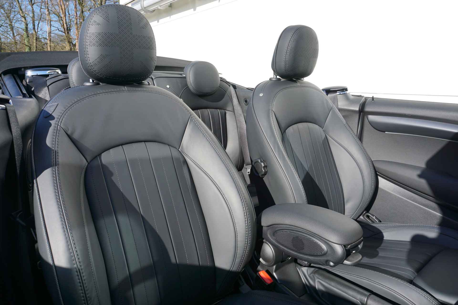 MINI Cabrio Cooper S Aut. Yours 17" LMV / Stoelverwarming / LED / Apple CarPlay / Parkeersensoren - 8/30