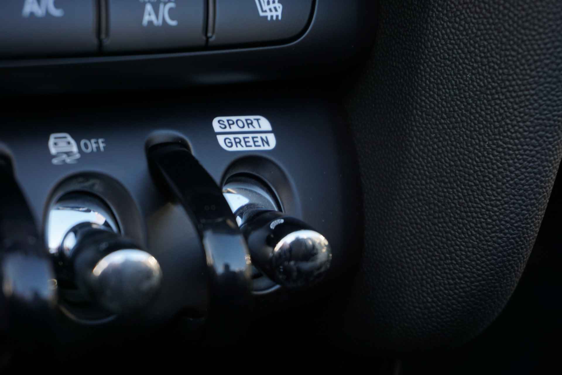 MINI Cabrio Cooper S Aut. Yours 17" LMV / Stoelverwarming / LED / Apple CarPlay / Parkeersensoren - 16/30