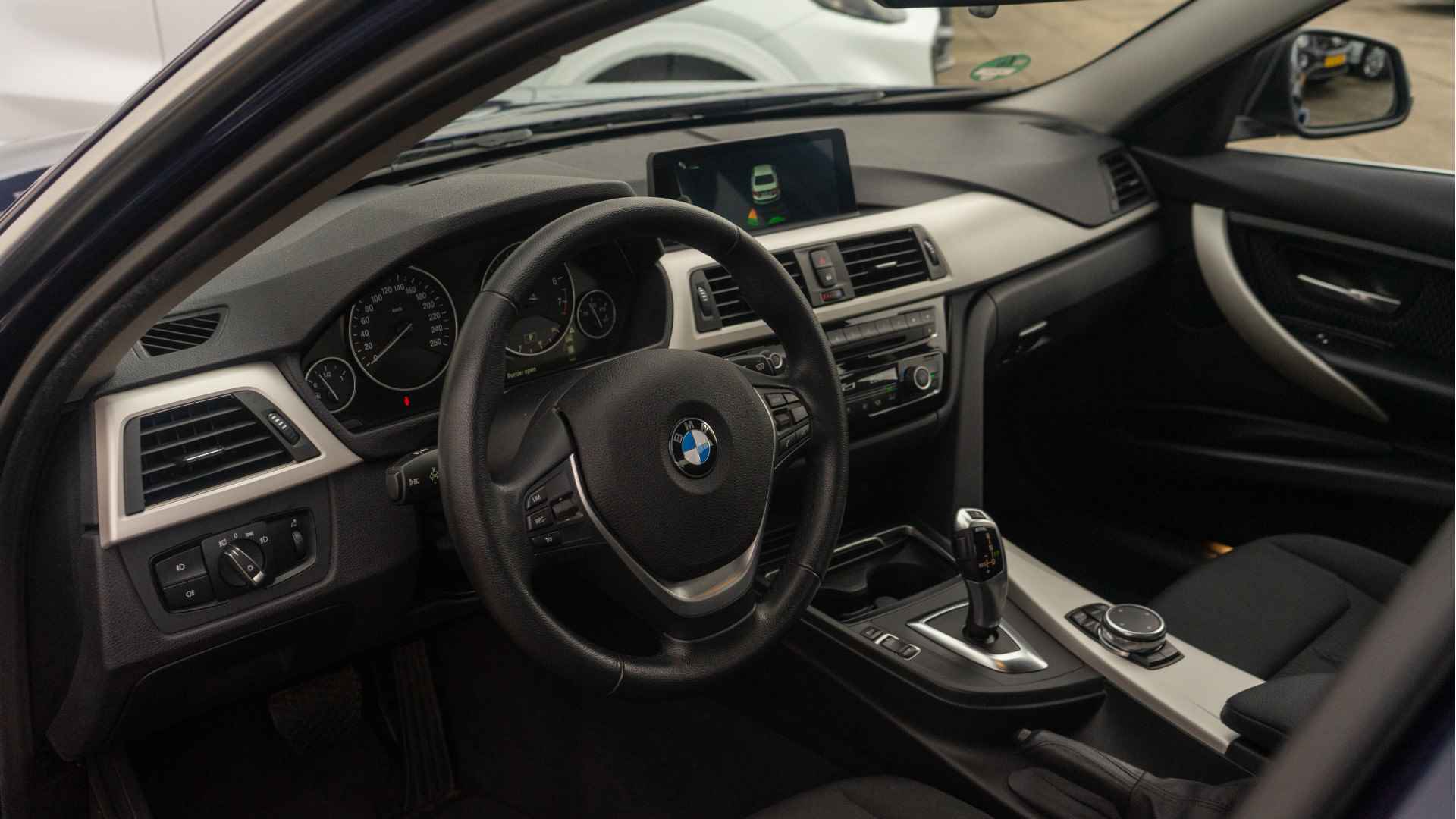 BMW 3 Serie EXECUTIVE 318i 136pk AUTOMAAT l NAVIGATIE l ALS NIEUW - 4/26