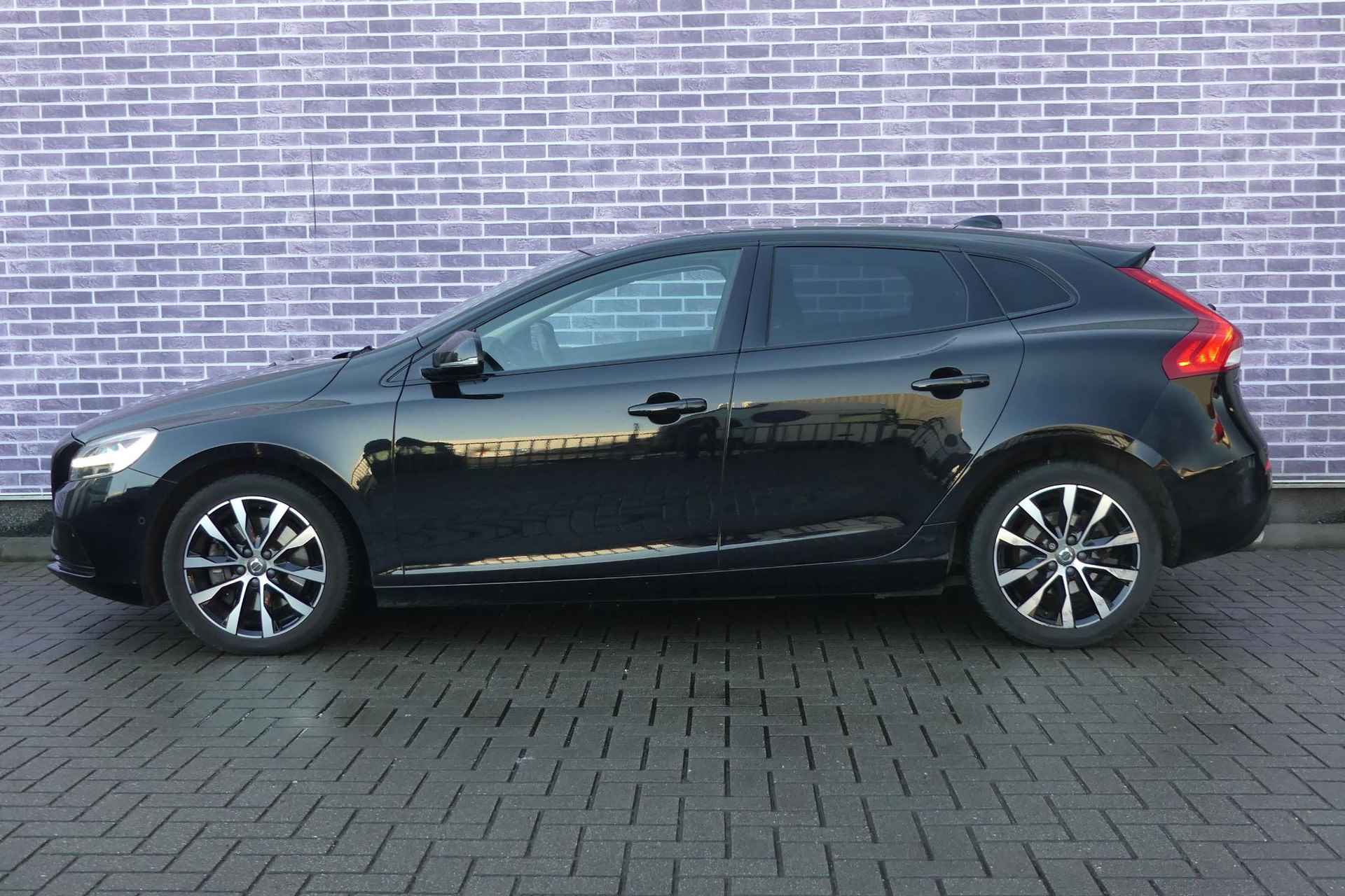 Volvo V40 T3 Automaat Dynamic Edition | Harman Kardon audio | Panoramadak | Trekhaak | DAB+ | Parkeercamera | Pilot assist | Verwarmbare voorruit - 4/30