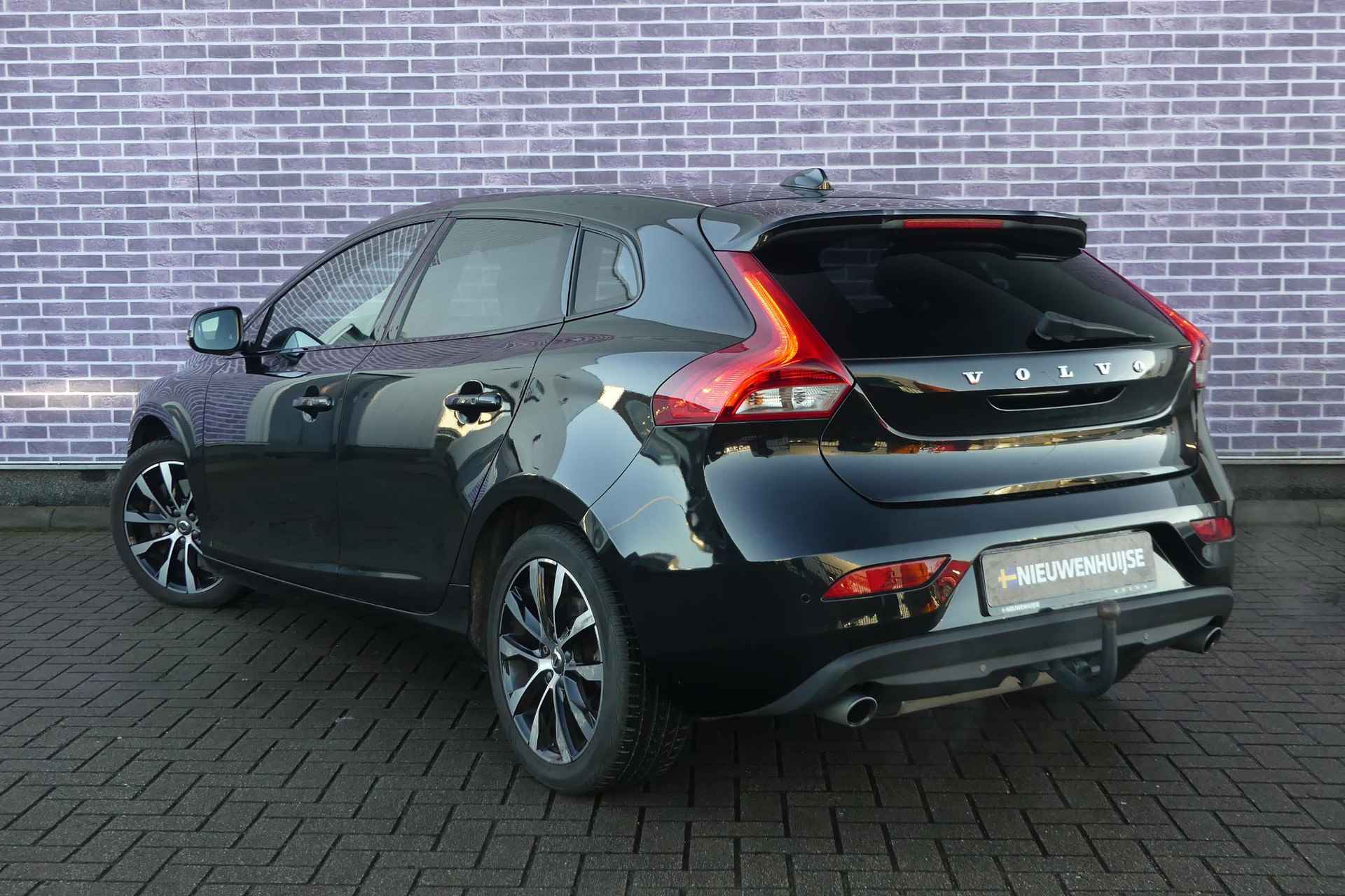 Volvo V40 T3 Automaat Dynamic Edition | Harman Kardon audio | Panoramadak | Trekhaak | DAB+ | Parkeercamera | Pilot assist | Verwarmbare voorruit - 5/30