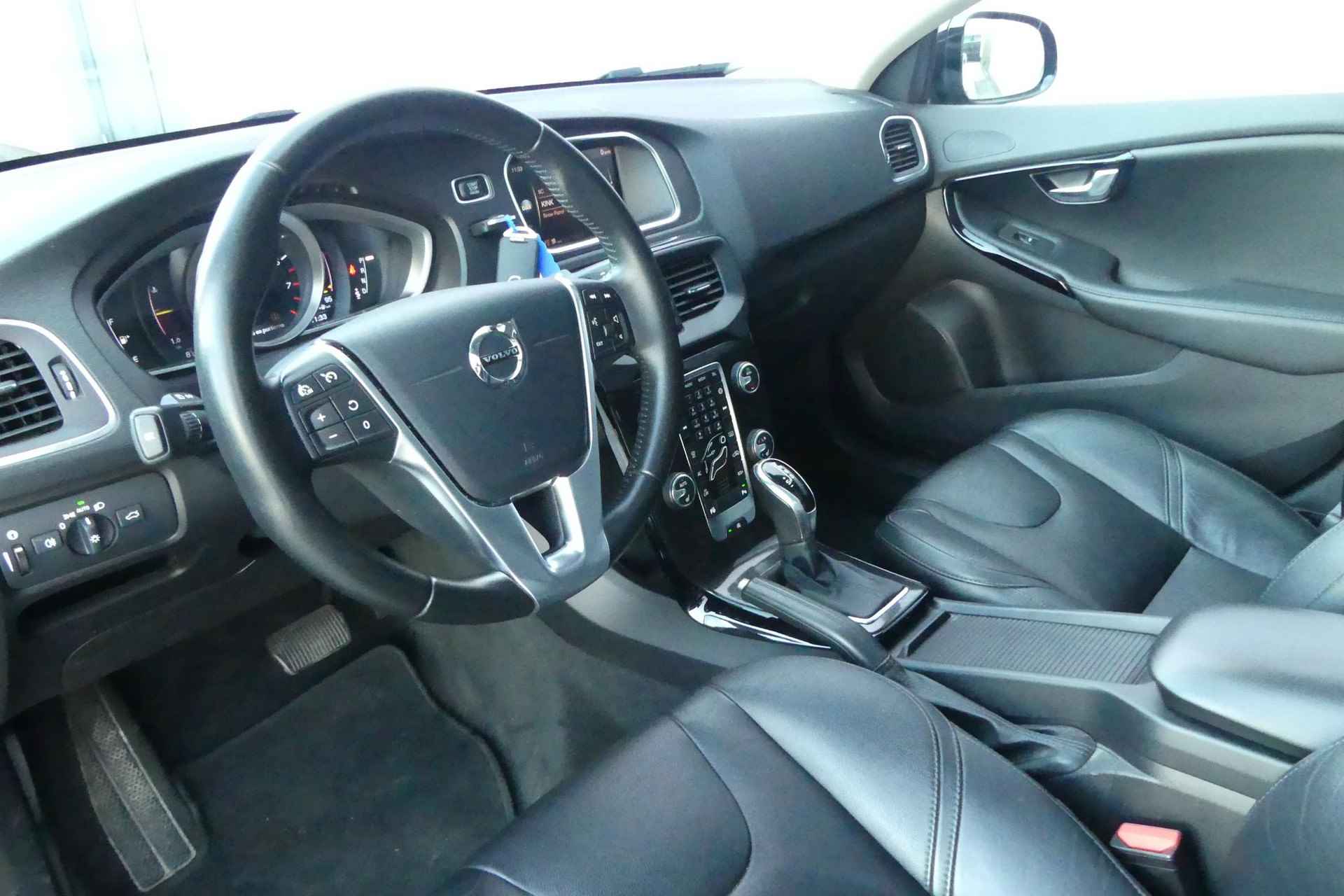 Volvo V40 T3 Automaat Dynamic Edition | Harman Kardon audio | Panoramadak | Trekhaak | DAB+ | Parkeercamera | Pilot assist | Verwarmbare voorruit - 8/30