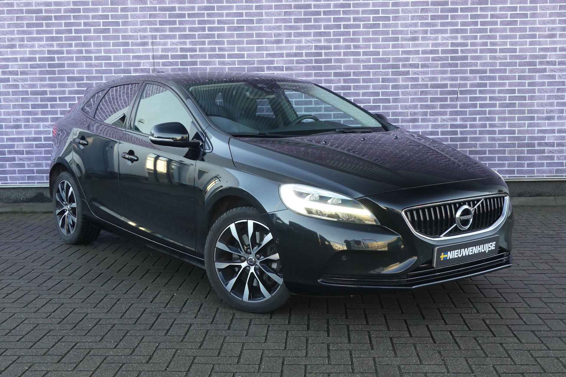 Volvo V40 T3 Automaat Dynamic Edition | Harman Kardon audio | Panoramadak | Trekhaak | DAB+ | Parkeercamera | Pilot assist | Verwarmbare voorruit - 14/30