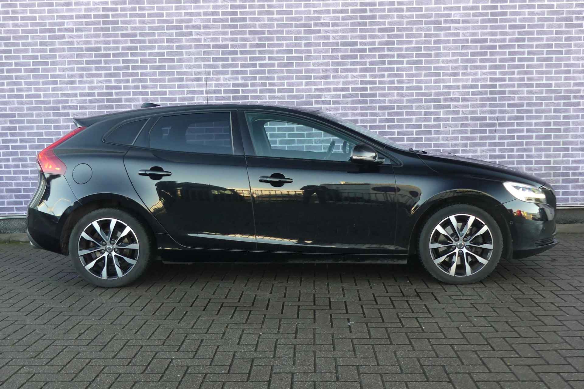 Volvo V40 T3 Automaat Dynamic Edition | Harman Kardon audio | Panoramadak | Trekhaak | DAB+ | Parkeercamera | Pilot assist | Verwarmbare voorruit - 15/30