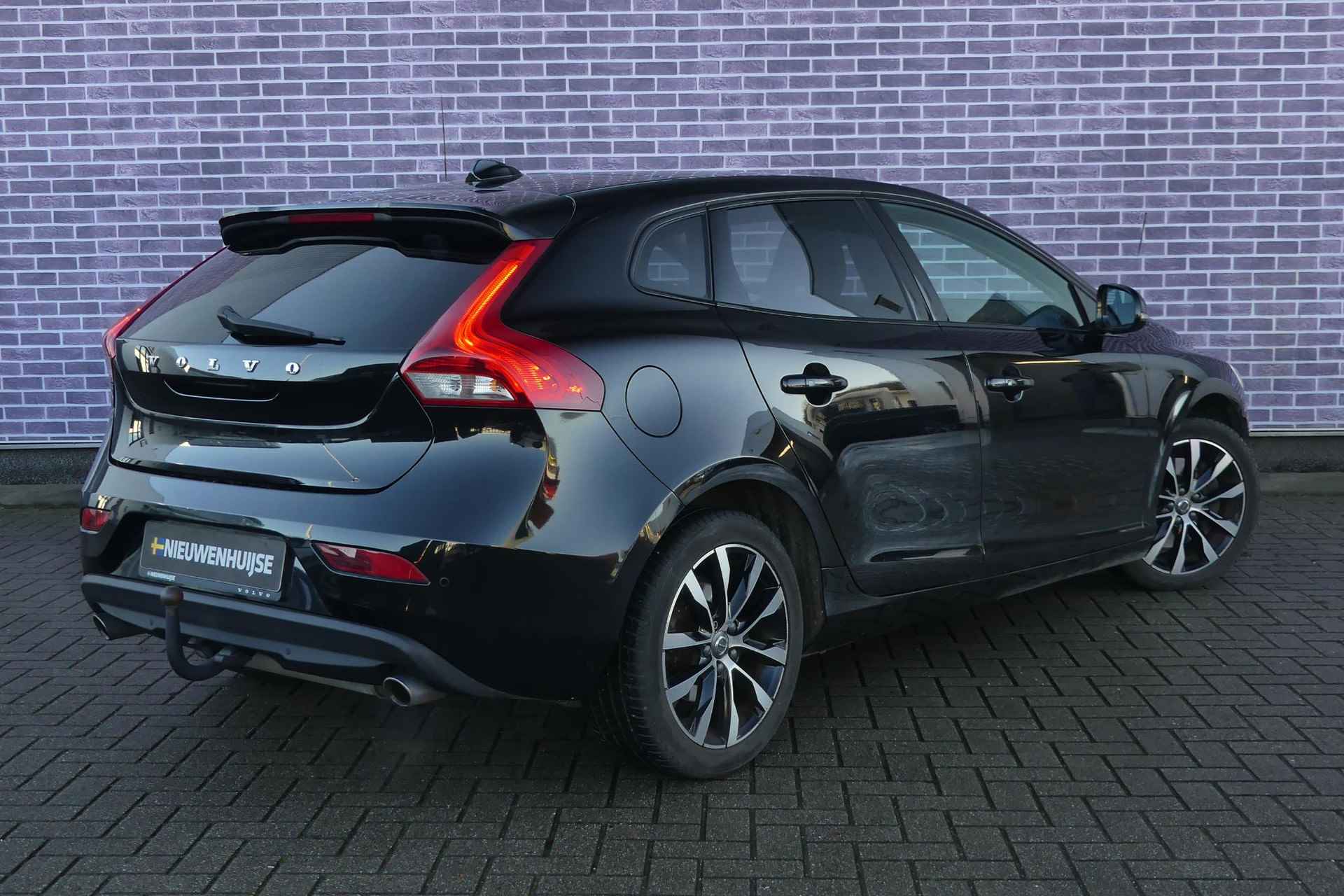 Volvo V40 T3 Automaat Dynamic Edition | Harman Kardon audio | Panoramadak | Trekhaak | DAB+ | Parkeercamera | Pilot assist | Verwarmbare voorruit - 16/30