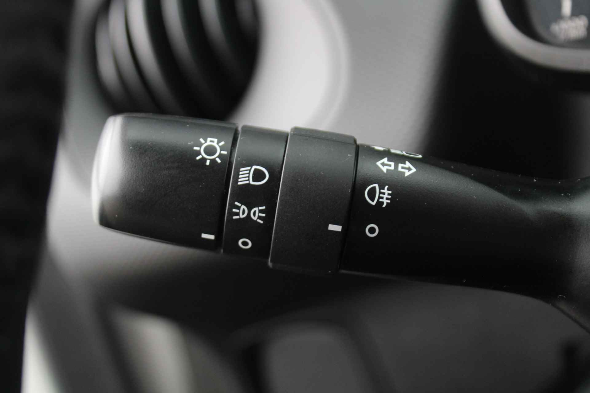 Citroën C1 1.0 VTi 70PK Feel Bluetooth, DAB Radio, Airco, Elektrische Ramen Voor, Extra Getint Glas Achter - 25/31