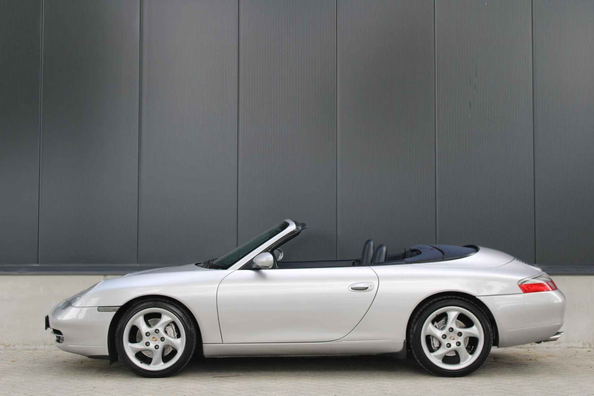 Porsche 911 (996) Cabriolet 3.4 Carrera 4 | 18" Turbo velgen | PCM Module | D.Blauw Leder | - 2/30