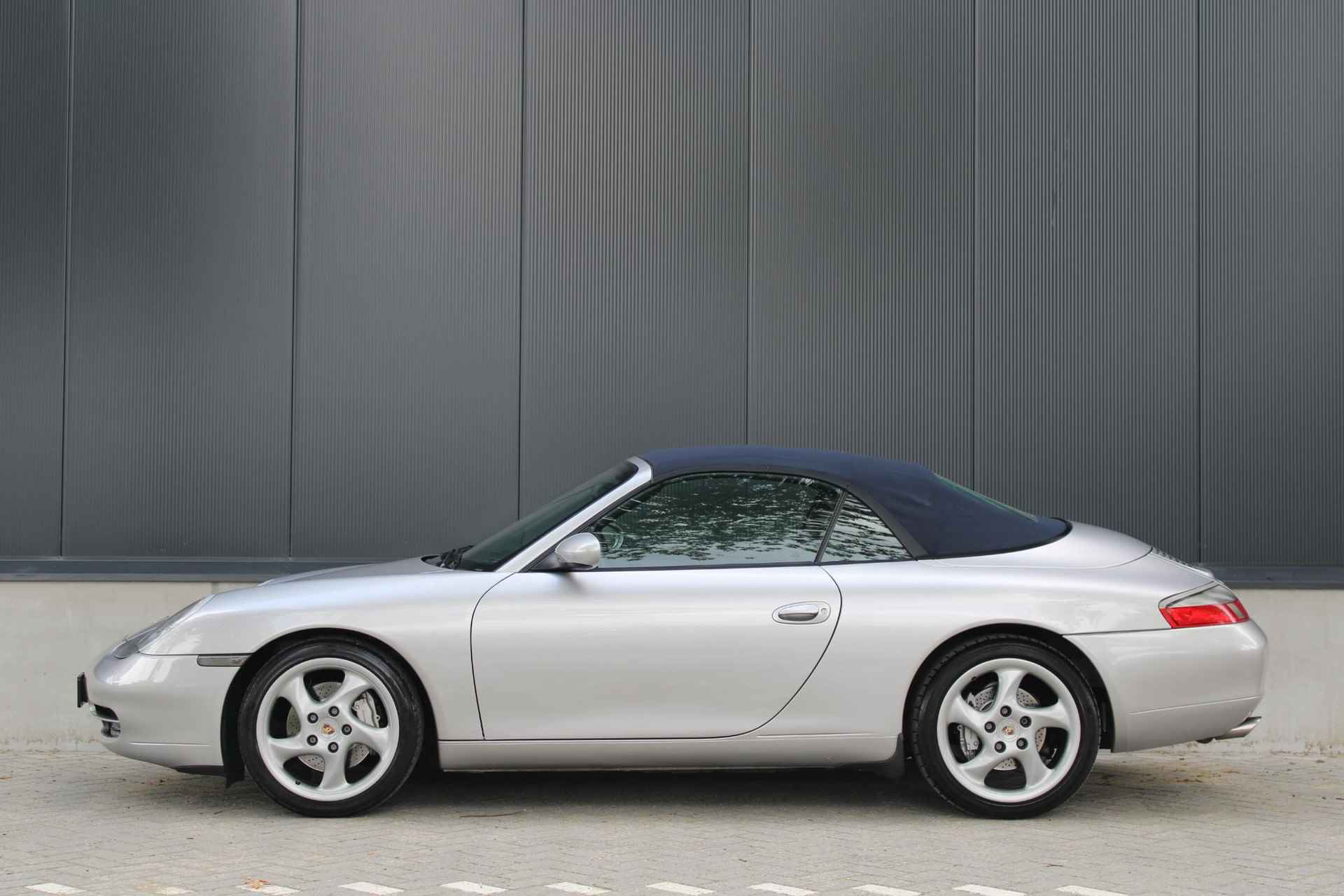 Porsche 911 (996) Cabriolet 3.4 Carrera 4 | 18" Turbo velgen | PCM Module | D.Blauw Leder | - 3/30