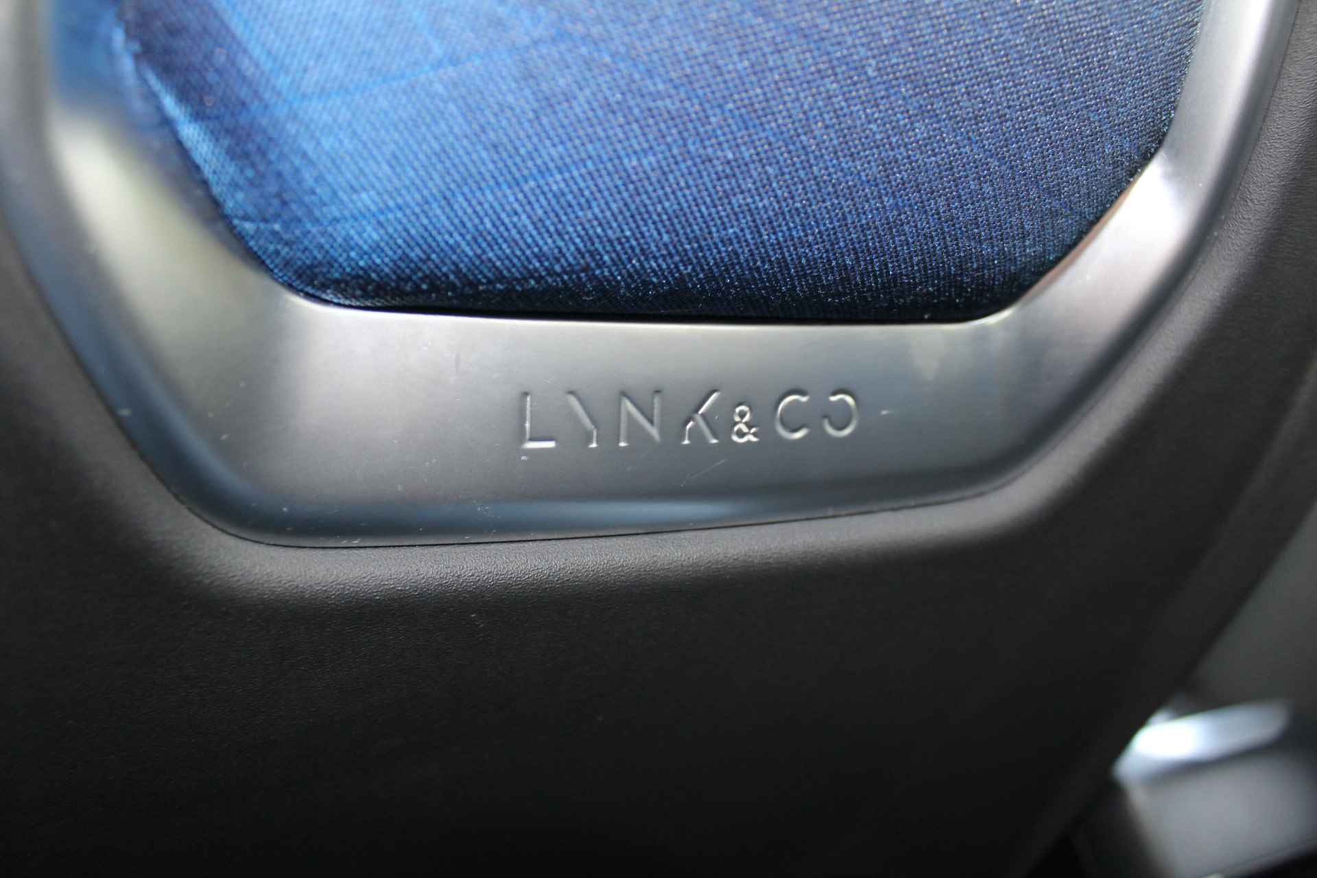 Lynk & Co 01 1.5 | Incl. 1 jaar Garantie | 1e Eigenaar | Panorama dak | 360' Camera | Elektrische kofferbak | Bestuurdersstoel elektrisch verstelbaar met geheugen | Parkeersensoren V+A | Navigatie | Climate controle | Stoelverwarming | Digital cockpit | Adaptive cruise | Keyless Go | 20 Inch LMV | Origineel NL auto | NAP | - 26/59