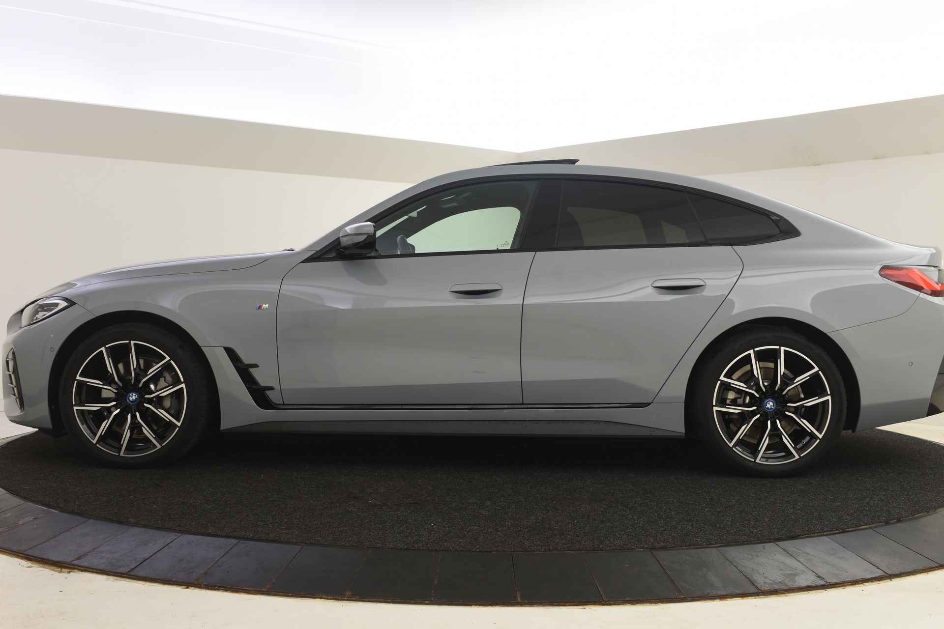 BMW i4 eDrive40 M Sport / Schuif-kanteldak / Live Cockpit Plus / Widescreen Display / Parking Assistant / Stoelverwarming - 4/34