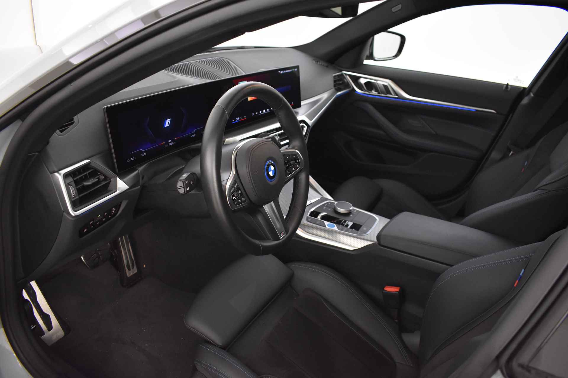 BMW i4 eDrive40 M Sport / Schuif-kanteldak / Live Cockpit Plus / Widescreen Display / Parking Assistant / Stoelverwarming - 11/34