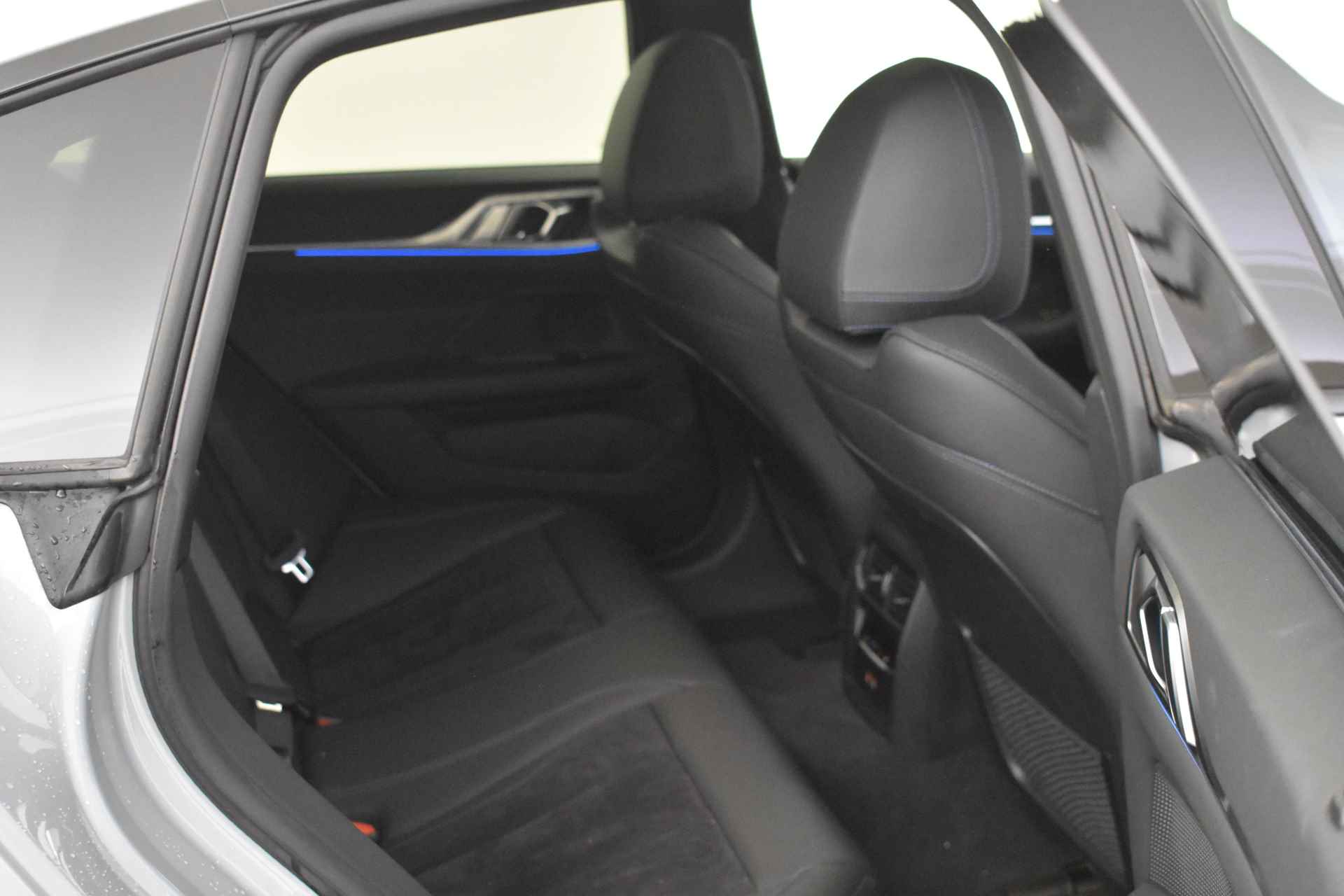 BMW i4 eDrive40 M Sport / Schuif-kanteldak / Live Cockpit Plus / Widescreen Display / Parking Assistant / Stoelverwarming - 19/34