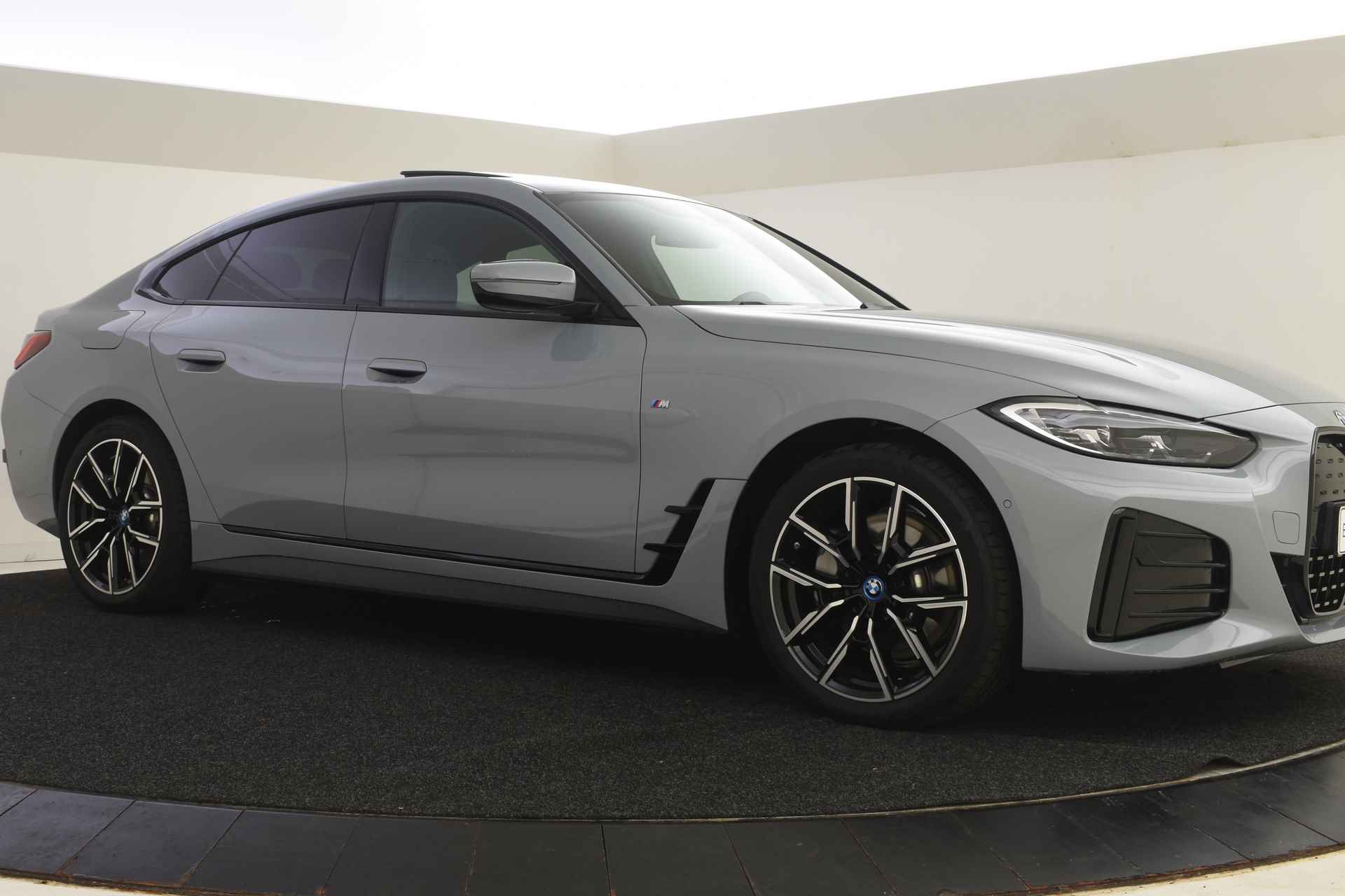 BMW i4 eDrive40 M Sport / Schuif-kanteldak / Live Cockpit Plus / Widescreen Display / Parking Assistant / Stoelverwarming - 23/34