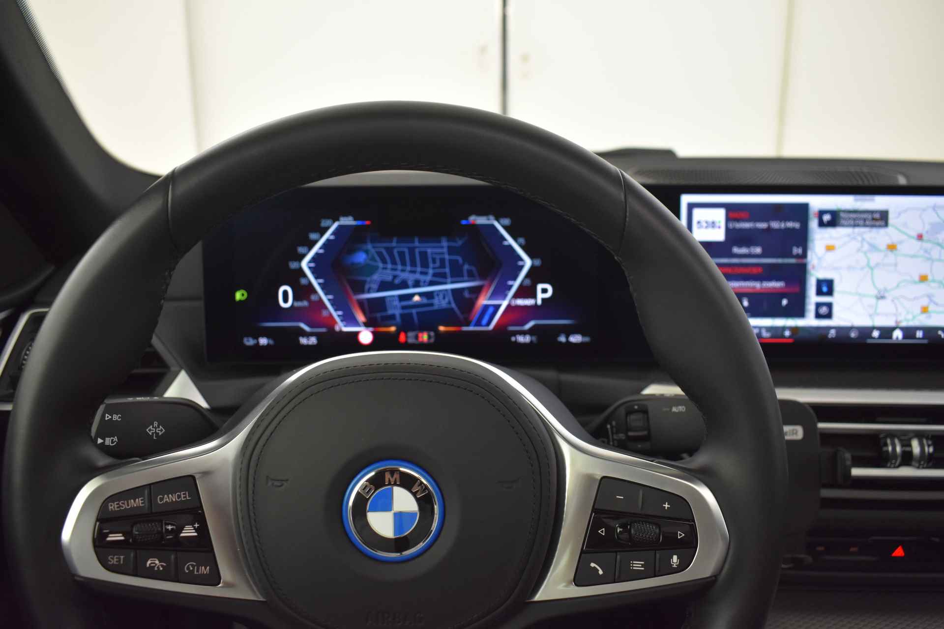 BMW i4 eDrive40 M Sport / Schuif-kanteldak / Live Cockpit Plus / Widescreen Display / Parking Assistant / Stoelverwarming - 34/34