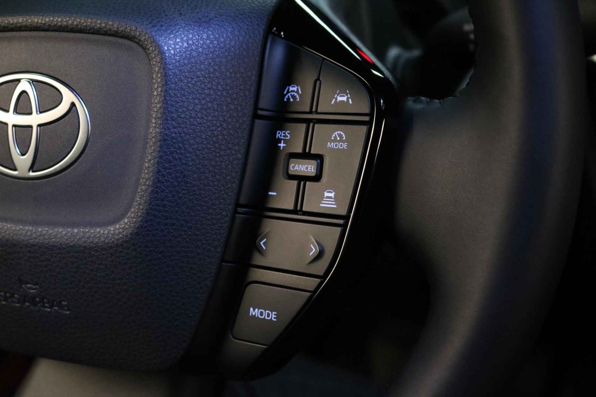 Toyota Prius 2.0 Plug-in Dynamic, Direct Leverbaar, NL Auto - 22/40