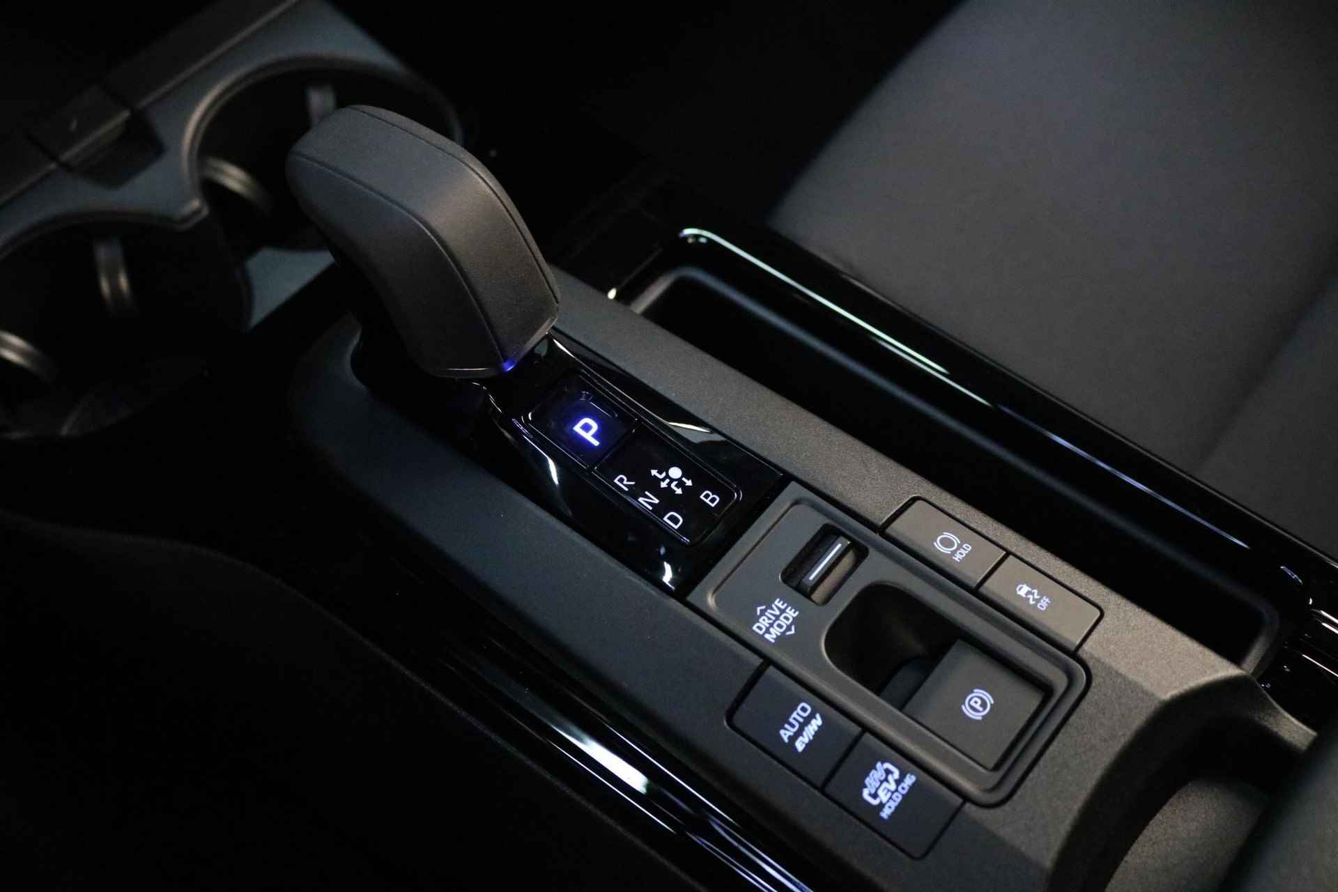 Toyota Prius 2.0 Plug-in Dynamic, Direct Leverbaar, NL Auto - 28/40