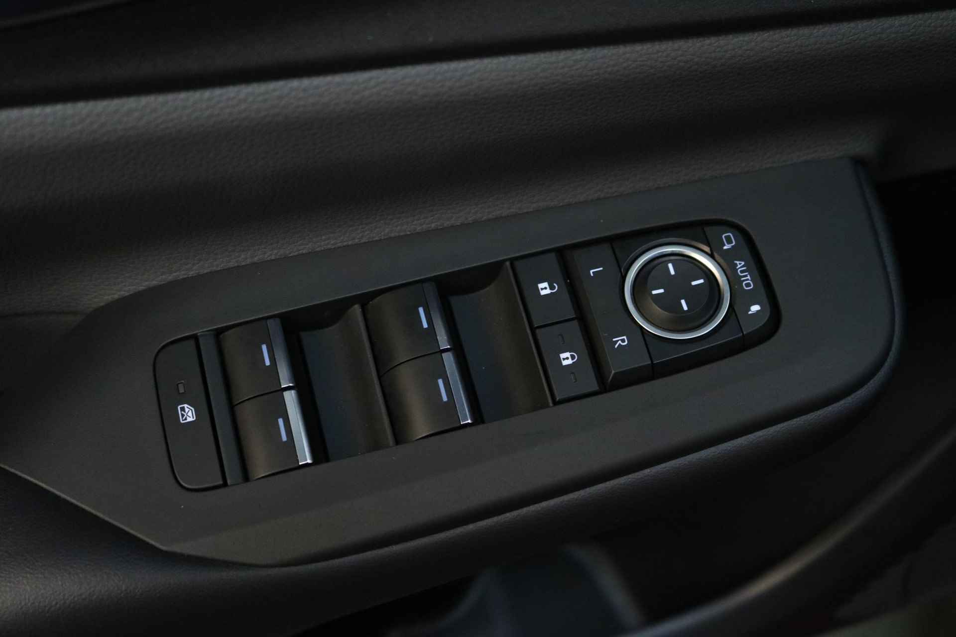 Toyota Prius 2.0 Plug-in Dynamic, Direct Leverbaar, NL Auto - 31/40