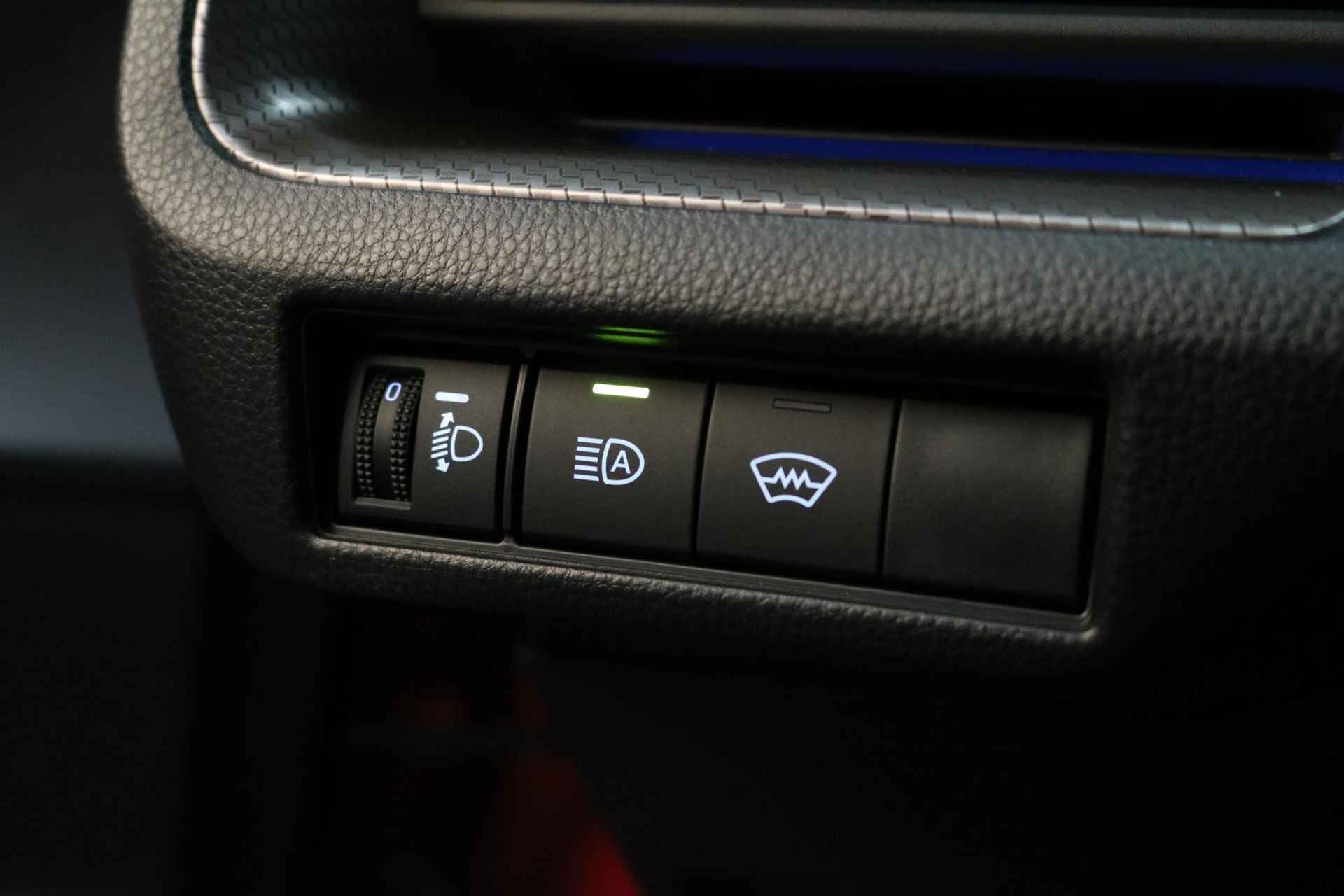 Toyota Prius 2.0 Plug-in Dynamic, Direct Leverbaar, NL Auto - 32/40