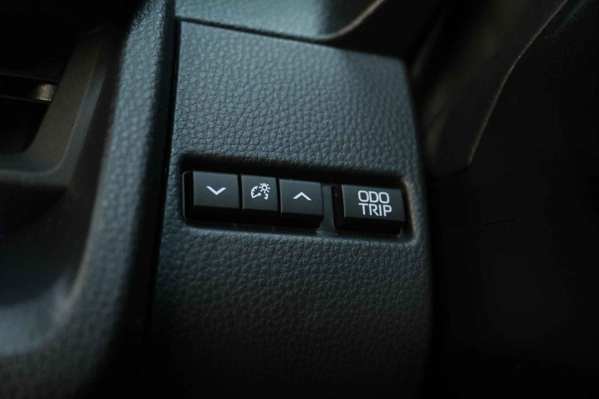 Toyota Prius 2.0 Plug-in Dynamic, Direct Leverbaar, NL Auto - 34/40