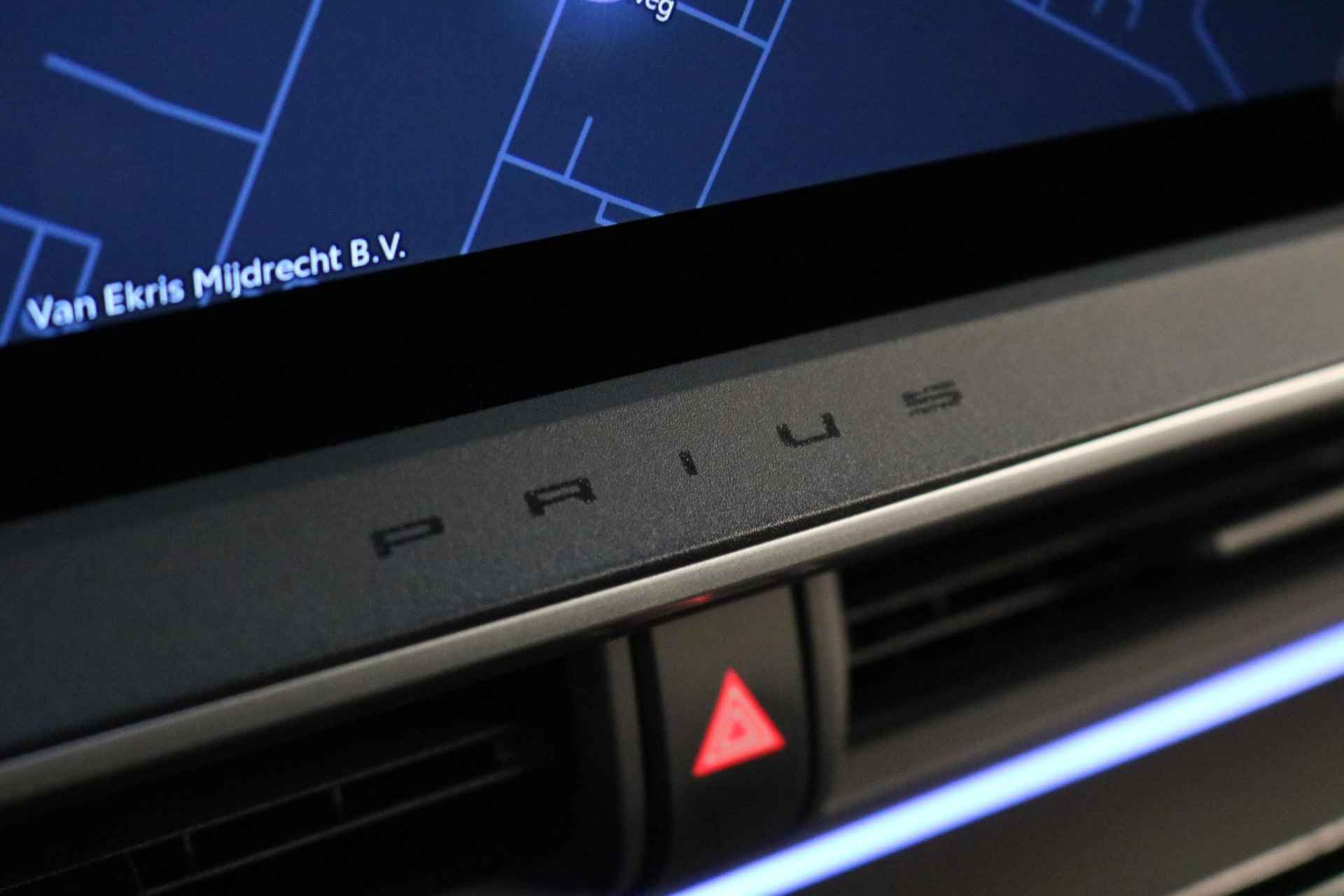 Toyota Prius 2.0 Plug-in Dynamic, Direct Leverbaar, NL Auto - 35/40