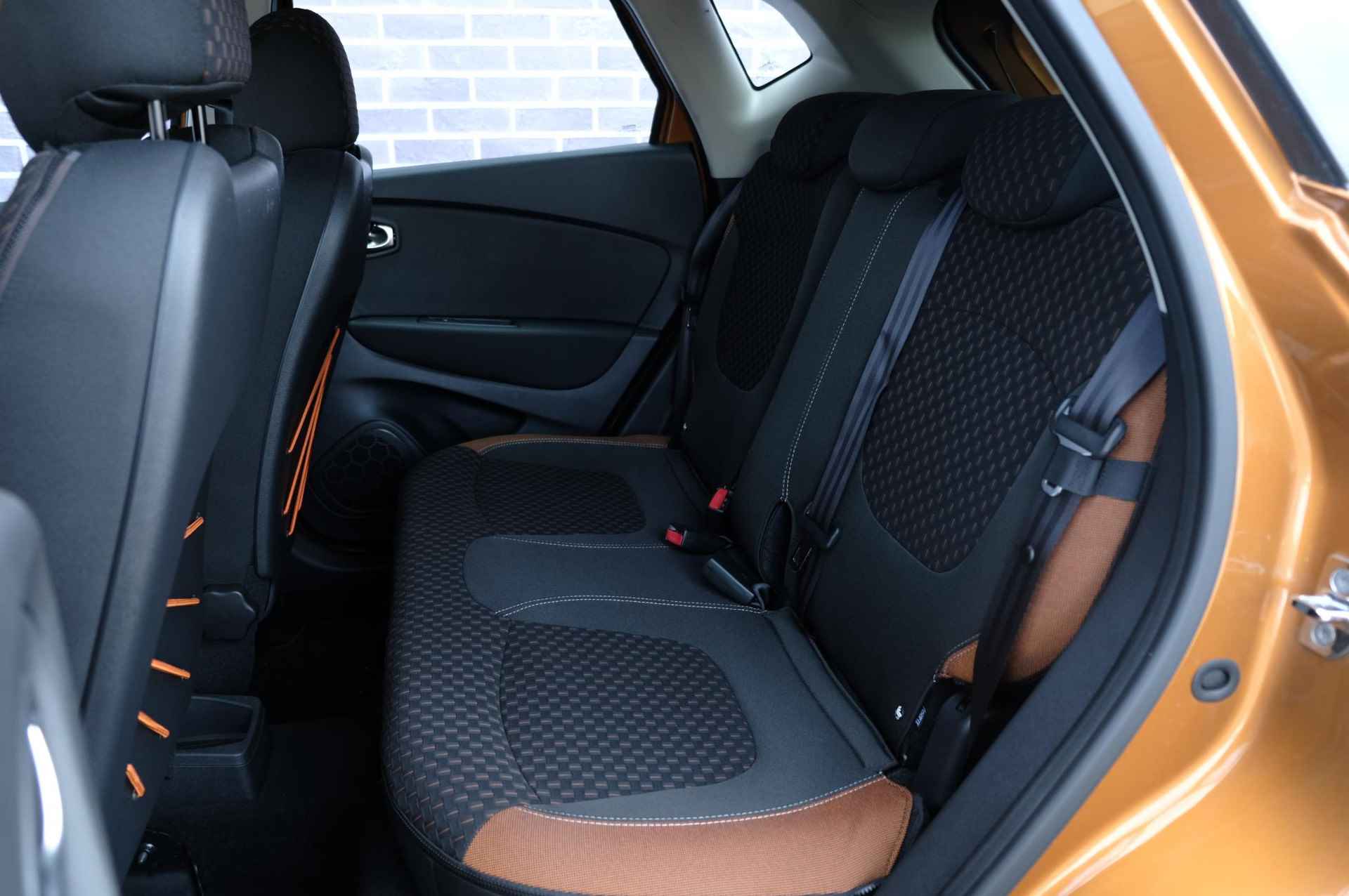 Renault Captur TCe 90 Intens | Navigatie | Climate Control | LED koplampen | Stoelverwarming | Cruise Control | Achteruitrijcamera | Parkeersensoren | DAB+ radio | Volledig onderhouden | Two tone metaallak | - 11/37