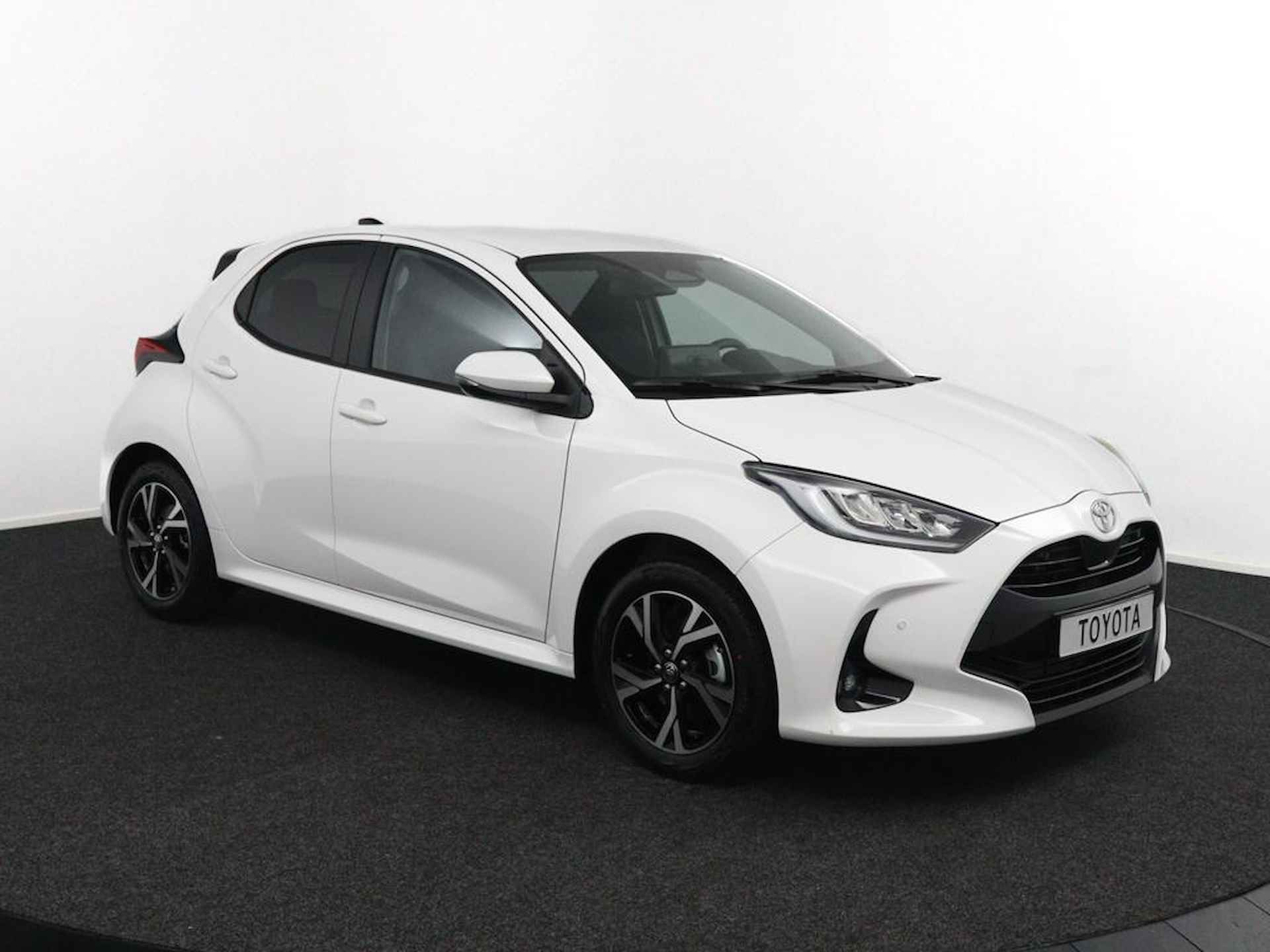 Toyota Yaris 1.5 Hybrid 115 Dynamic | Parkeersensoren Rondom | Stoel en Stuurverwarming | Dodehoek Detectie | Keyless Entry | Nieuwe Auto | - 3/44