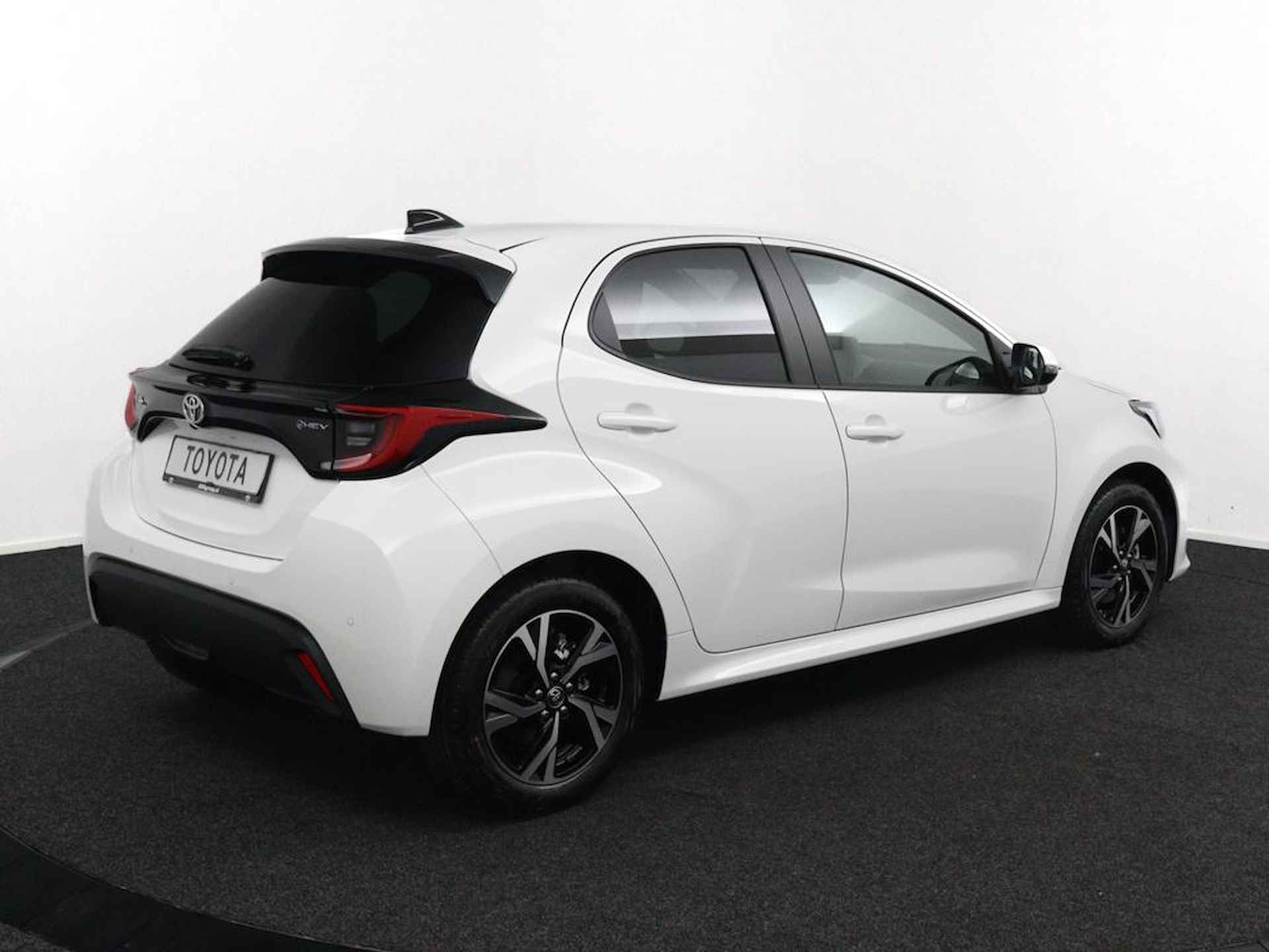 Toyota Yaris 1.5 Hybrid 115 Dynamic | Parkeersensoren Rondom | Stoel en Stuurverwarming | Dodehoek Detectie | Keyless Entry | Nieuwe Auto | - 4/44