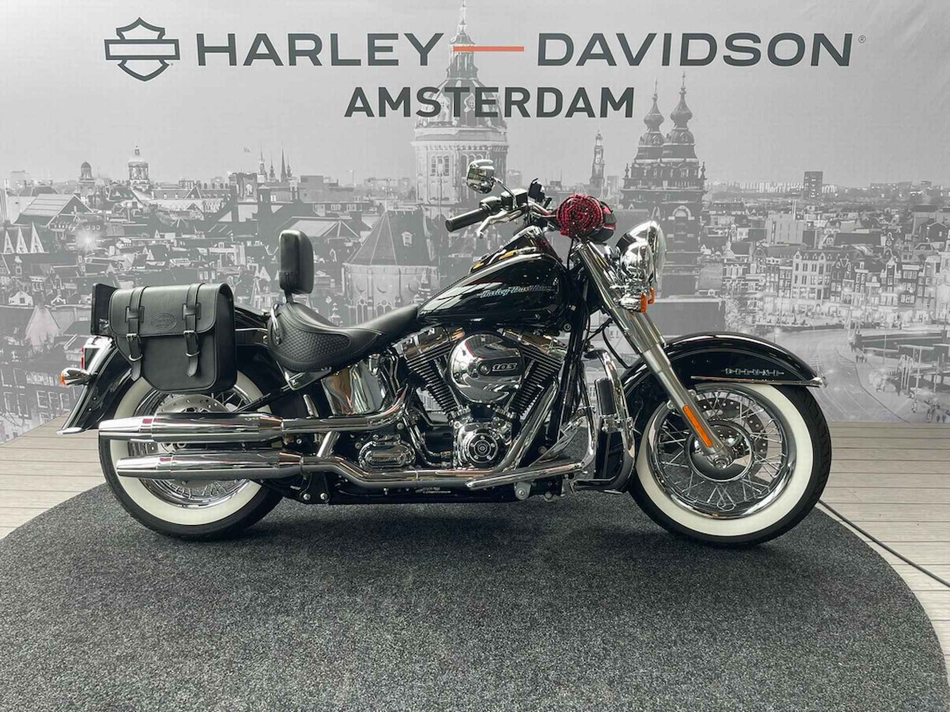 Harley-Davidson FLSTN De Luxe - 1/8