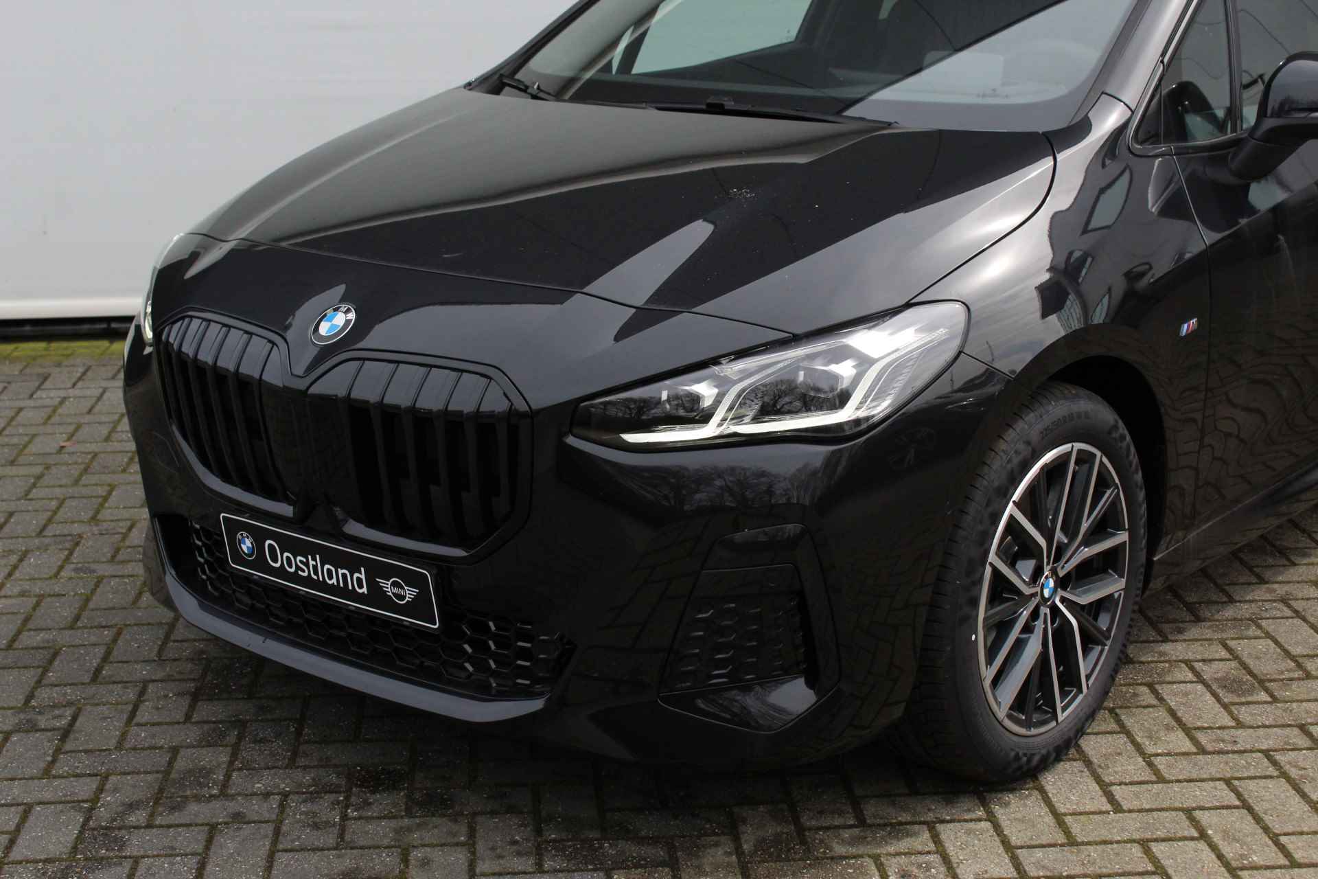 BMW 2 Serie Active Tourer 218i High Executive M Sport Automaat / Panoramadak / Trekhaak / Sportstoelen / Adaptieve LED / Adaptief M Onderstel / Head-Up / Parking Assistant / Comfort Access - 4/26