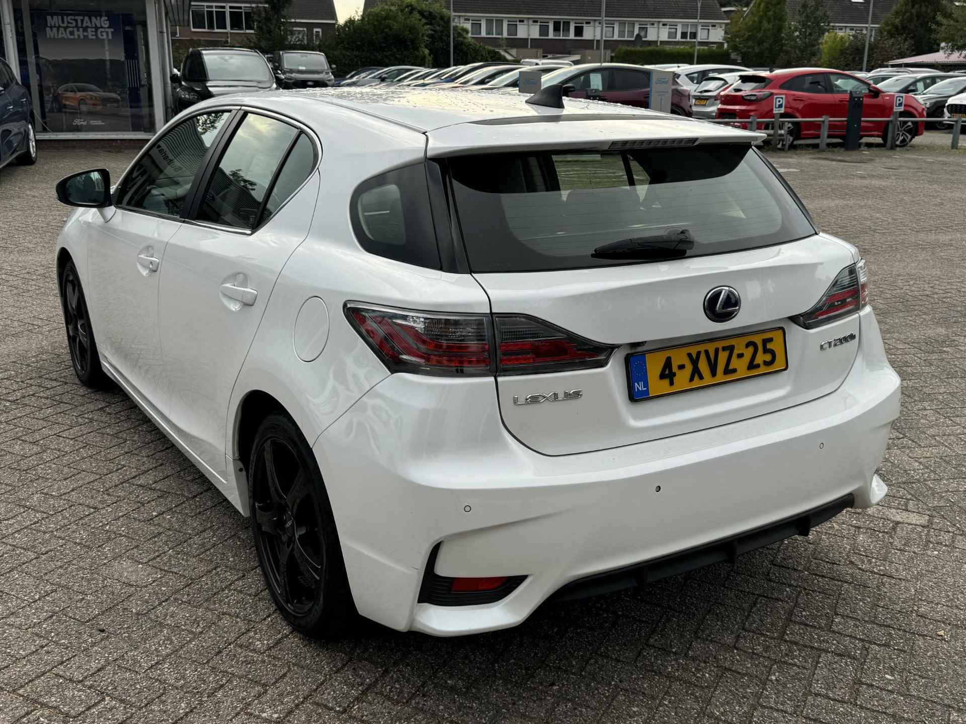 Lexus CT 200h Business Line 136pk Automaat | Achteruitrijcamera | Alcantara | Climate control | Navigatie scherm - 6/26