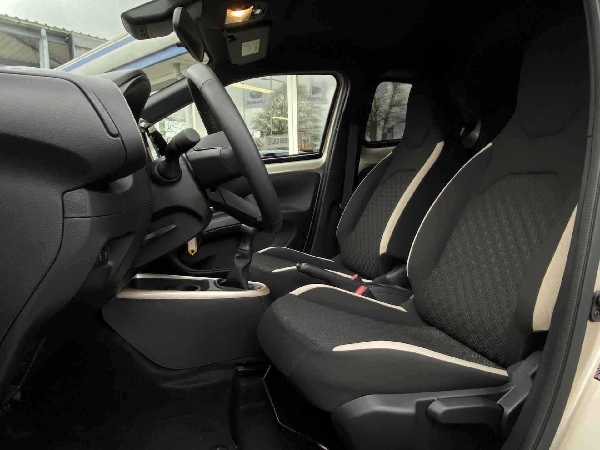 Toyota Aygo X 1.0 VVT-i MT first  | Stoelverwarming voor | Airco | Achteruitrijcamera | DAB+ | Rijstrookassistentie | Apple Carplay/Android auto | - 2/30